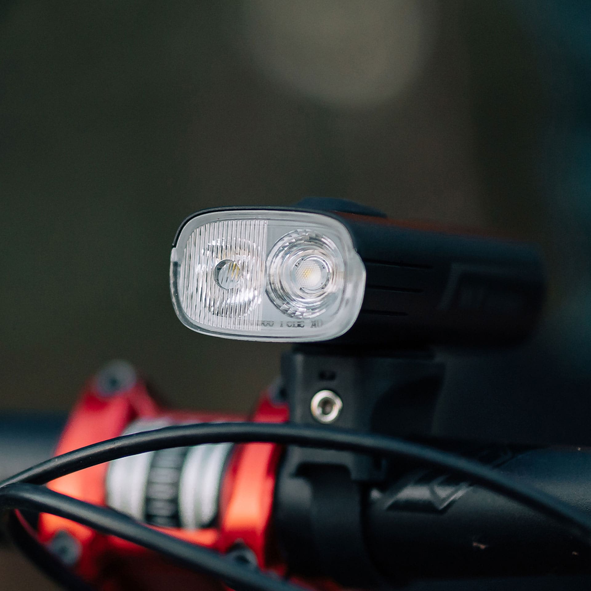 Olight - RN 2000 -  Vorderes Fahrradlicht mit Halterung - 2000 Lumen