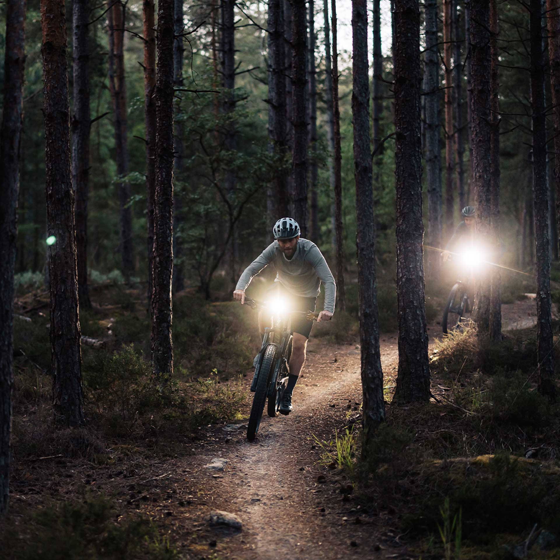 Olight - RN 2000 -  Vorderes Fahrradlicht mit Halterung - 2000 Lumen