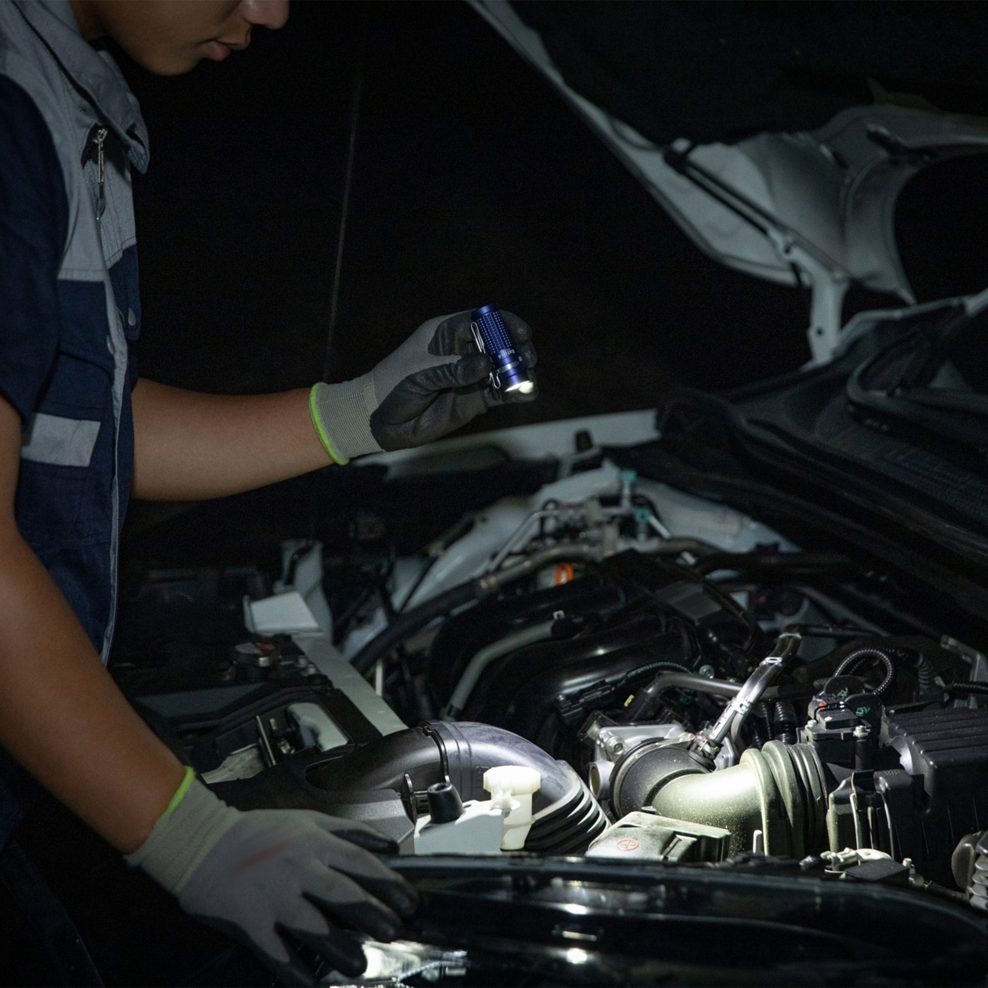 Olight - Baton 4 Premium Edition- Akku-Taschenlampe mit Kabellosem Ladeetui 1300 Lumen - Regal Blue