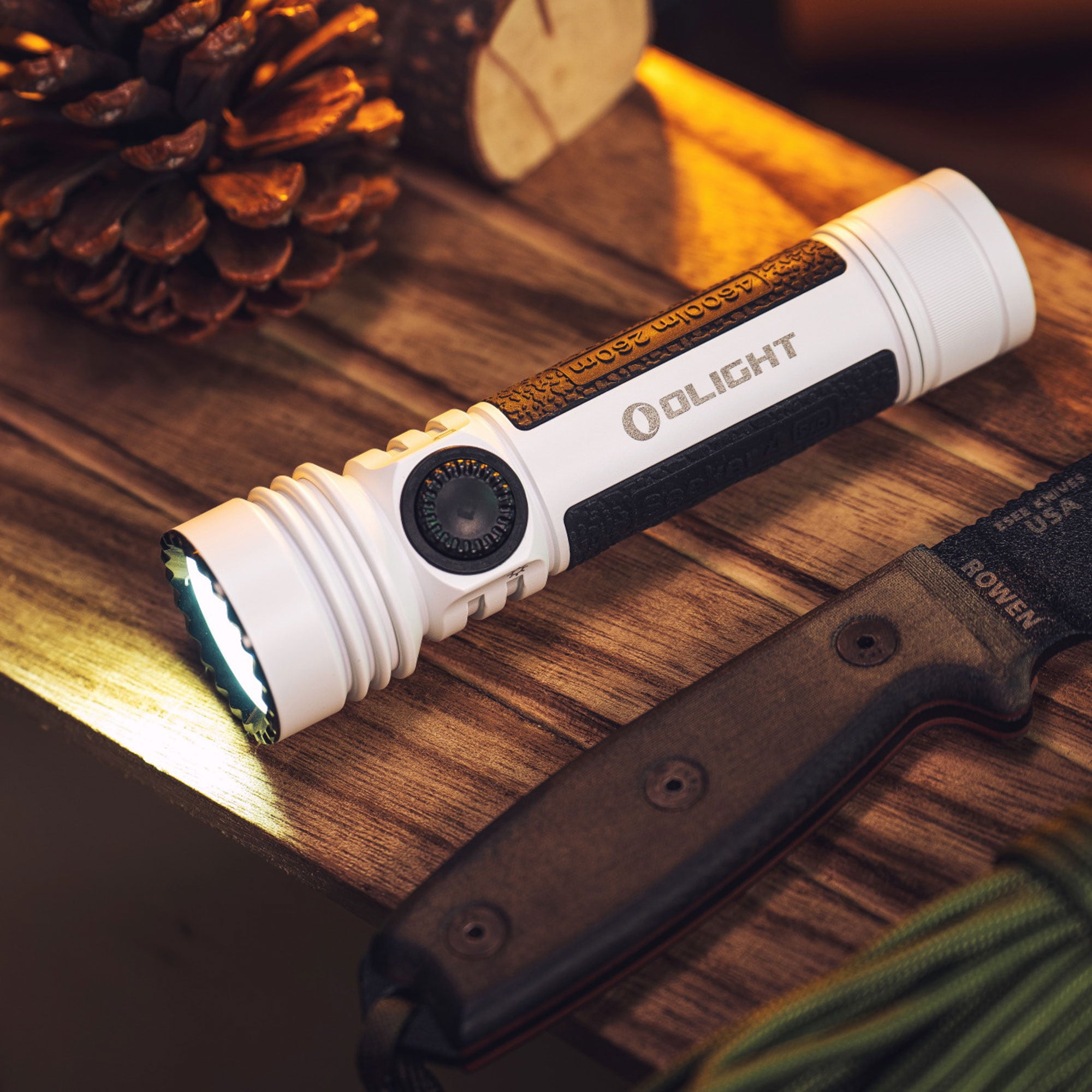 Olight - Seeker 4 Pro Cool White - Taktische und Explorations-Taschenlampe - 4600 Lumen