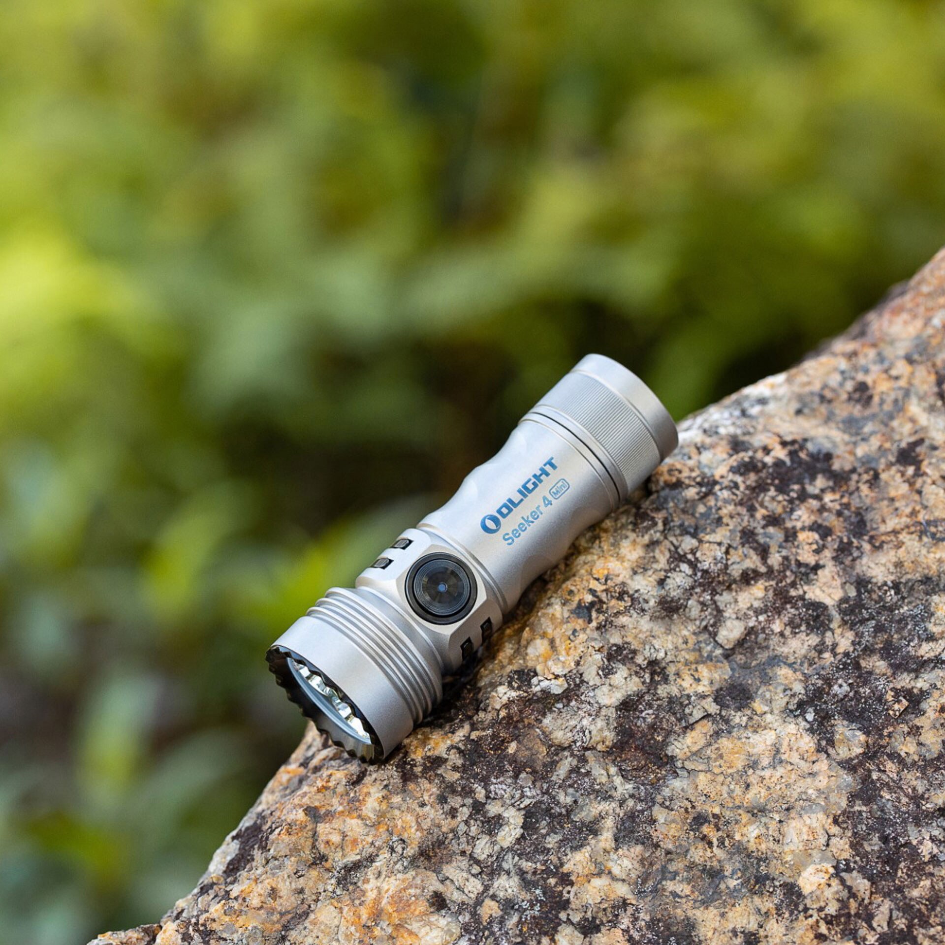 Olight - Seeker 4 Mini Cool White - Taktische Taschenlampe Limited Edition Ti - 1200 Lumen