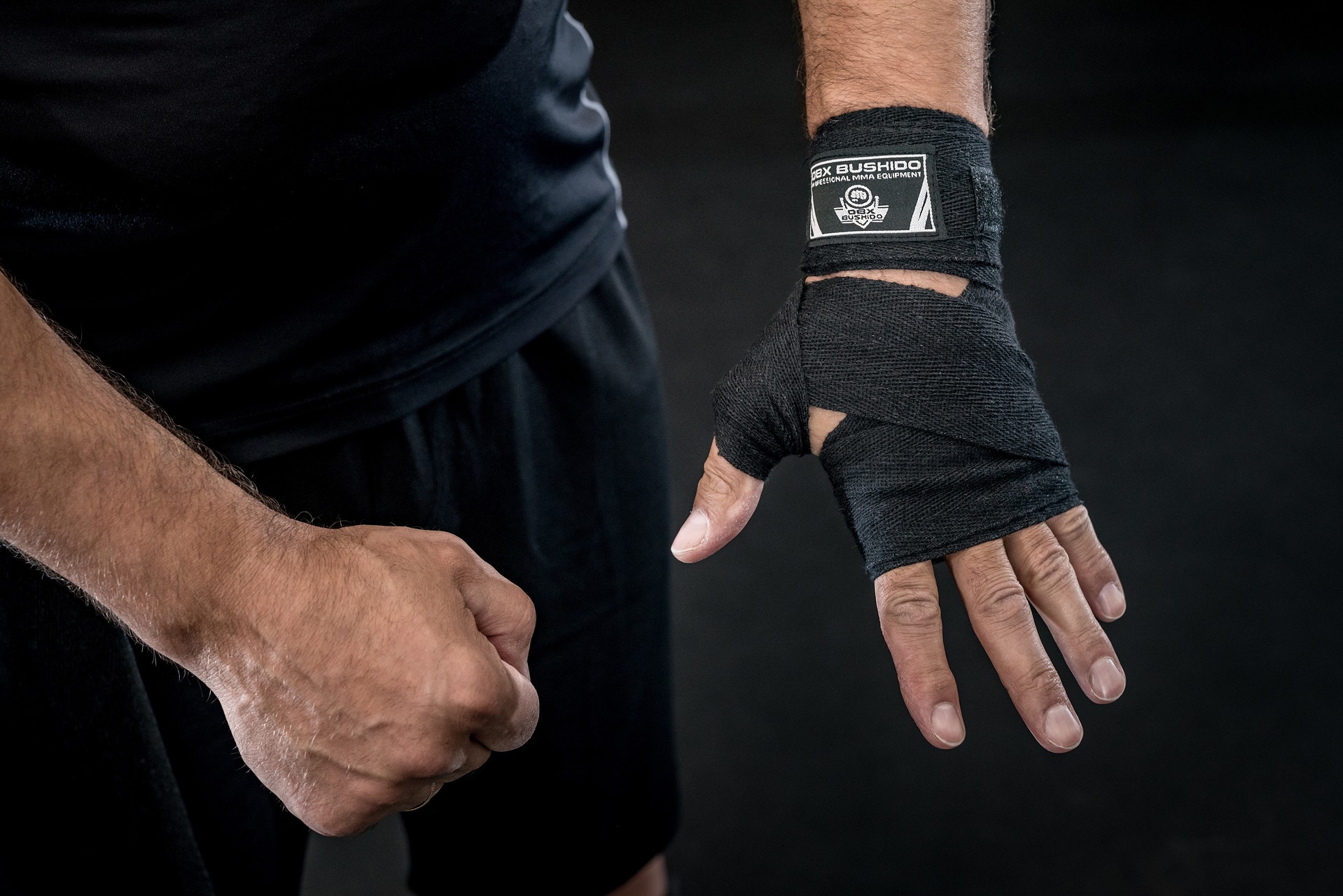 DBX Bushido - Boxbandagen für Hände und Handgelenke 2 x 2 m - Schwarz