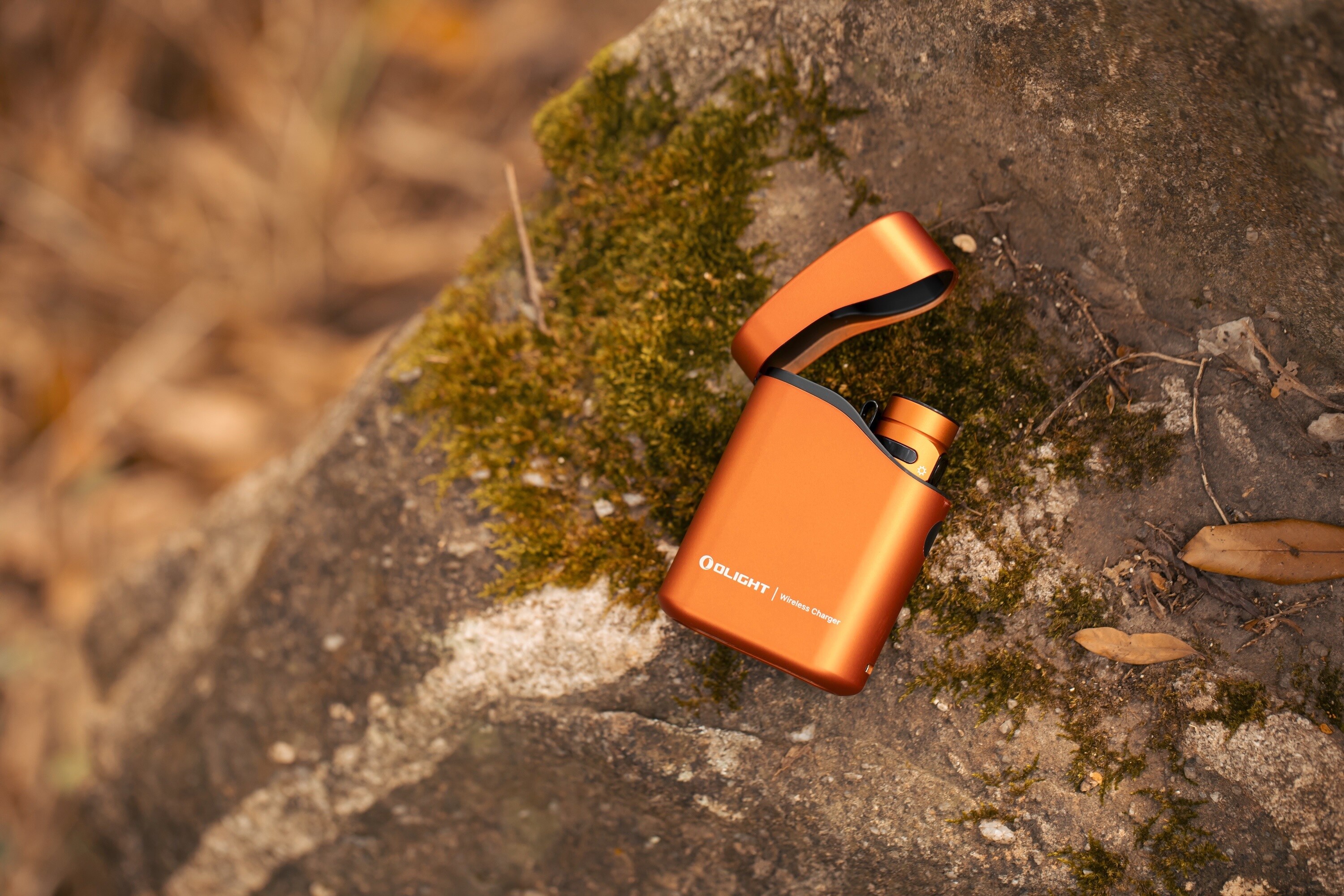 Olight - Baton 4 Premium Edition Orange - Taschenlampe mit kabelloser Ladestation - 1300 Lumen