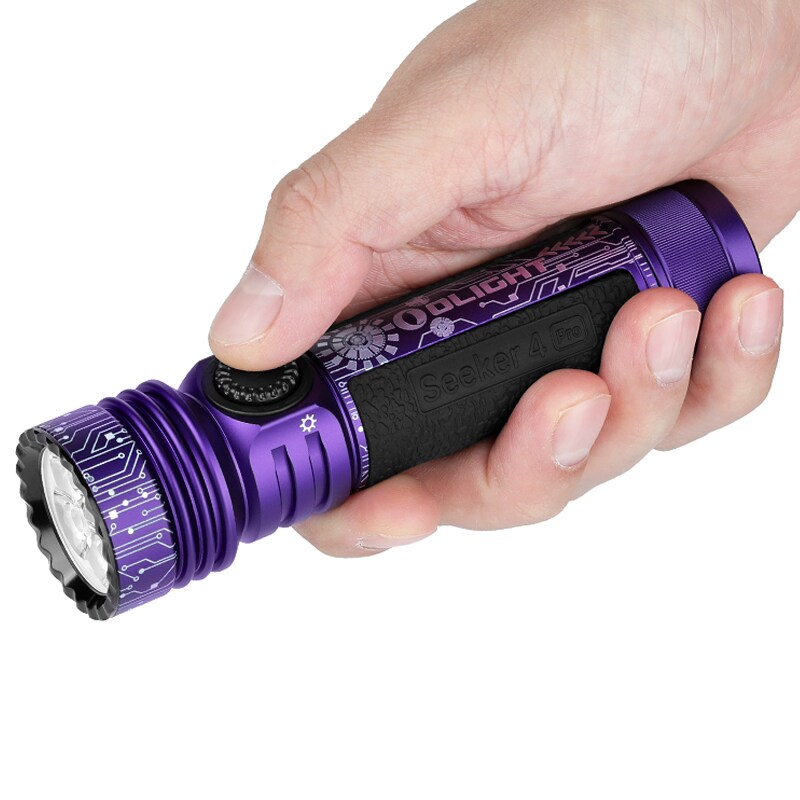 Olight - Seeker 4 Pro Cool White Cyber Violet taktische Taschenlampe - 4600 Lumen