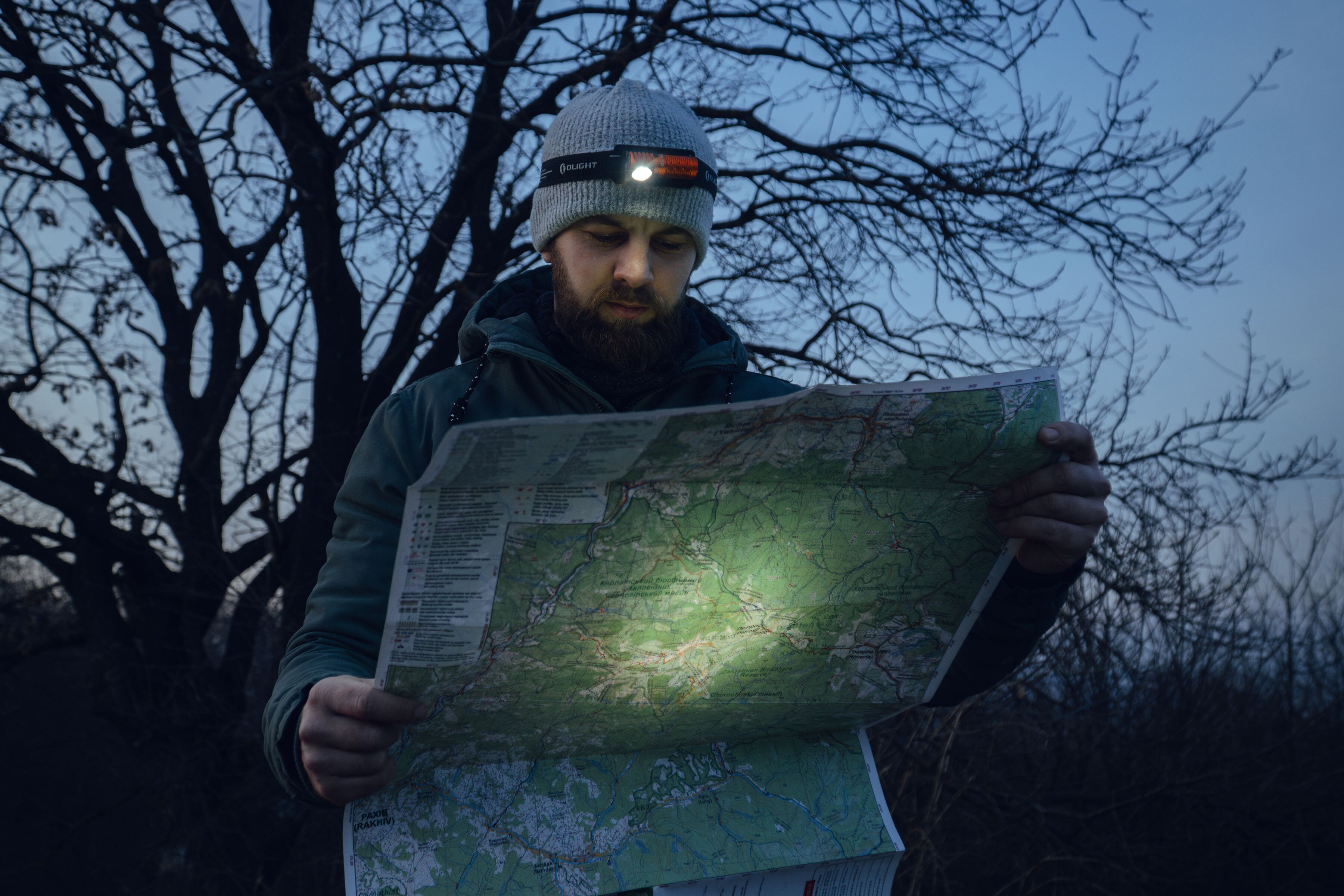 Olight - Perun 3 Mini Cool White Orange Stirn- und Winkeltaschenlampe mit Stirnband - 1250 Lumen