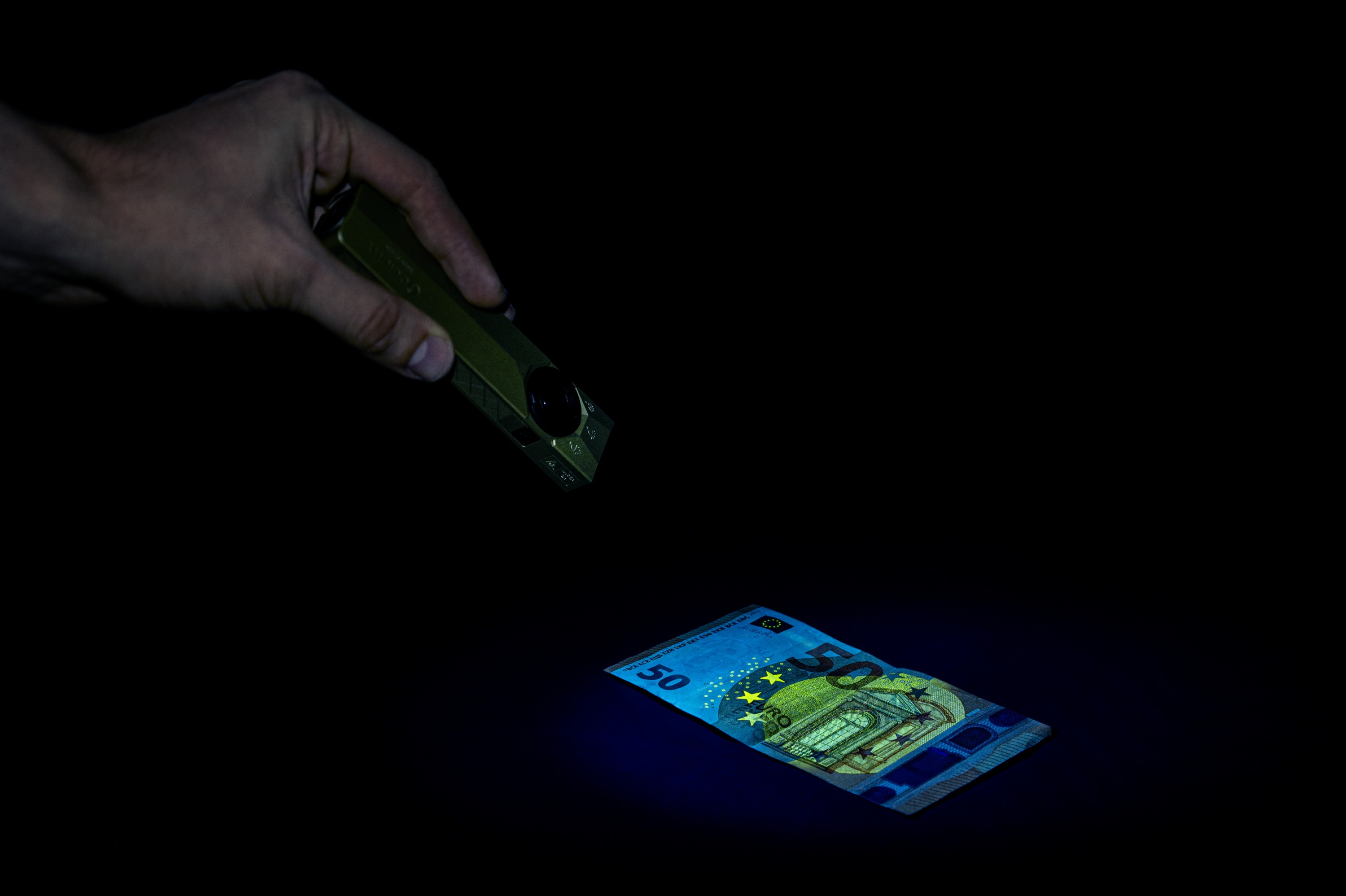 Olight - ArkPro Ultra Class 1 Cool White Olive Green Taschenlampe - 1700 Lumen