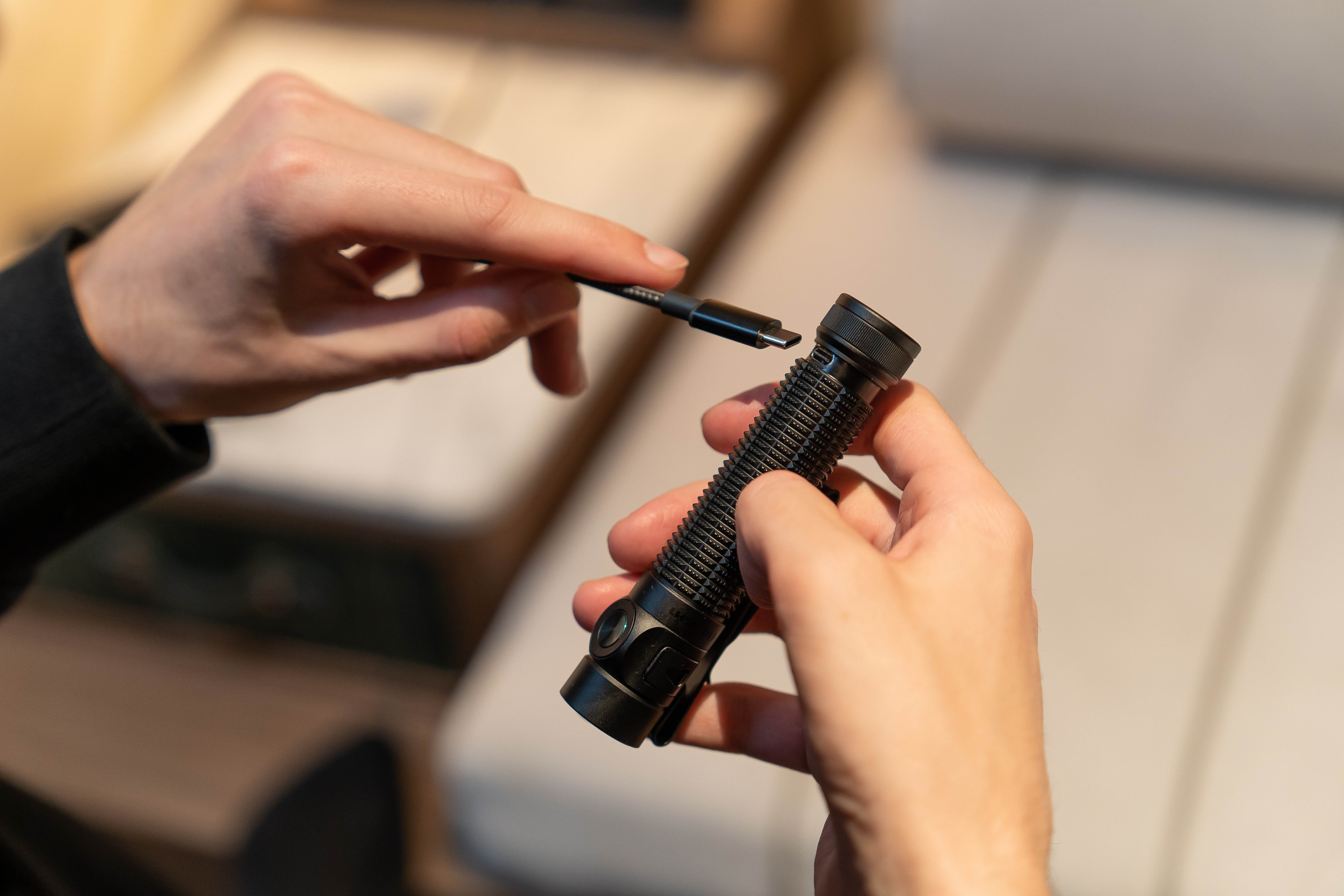 Olight - Baton 4 Pro Matte Black Taschenlampe - 1600 Lumen