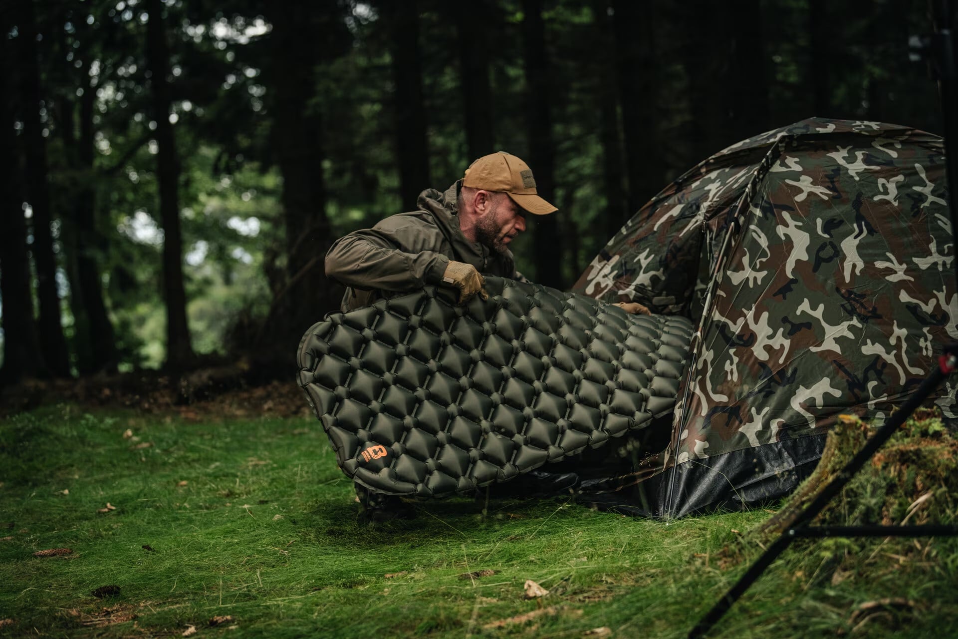 Mil-Tec US Style Klappbares Feldbett + Badger Outdoor Matratze + Kissen - Set