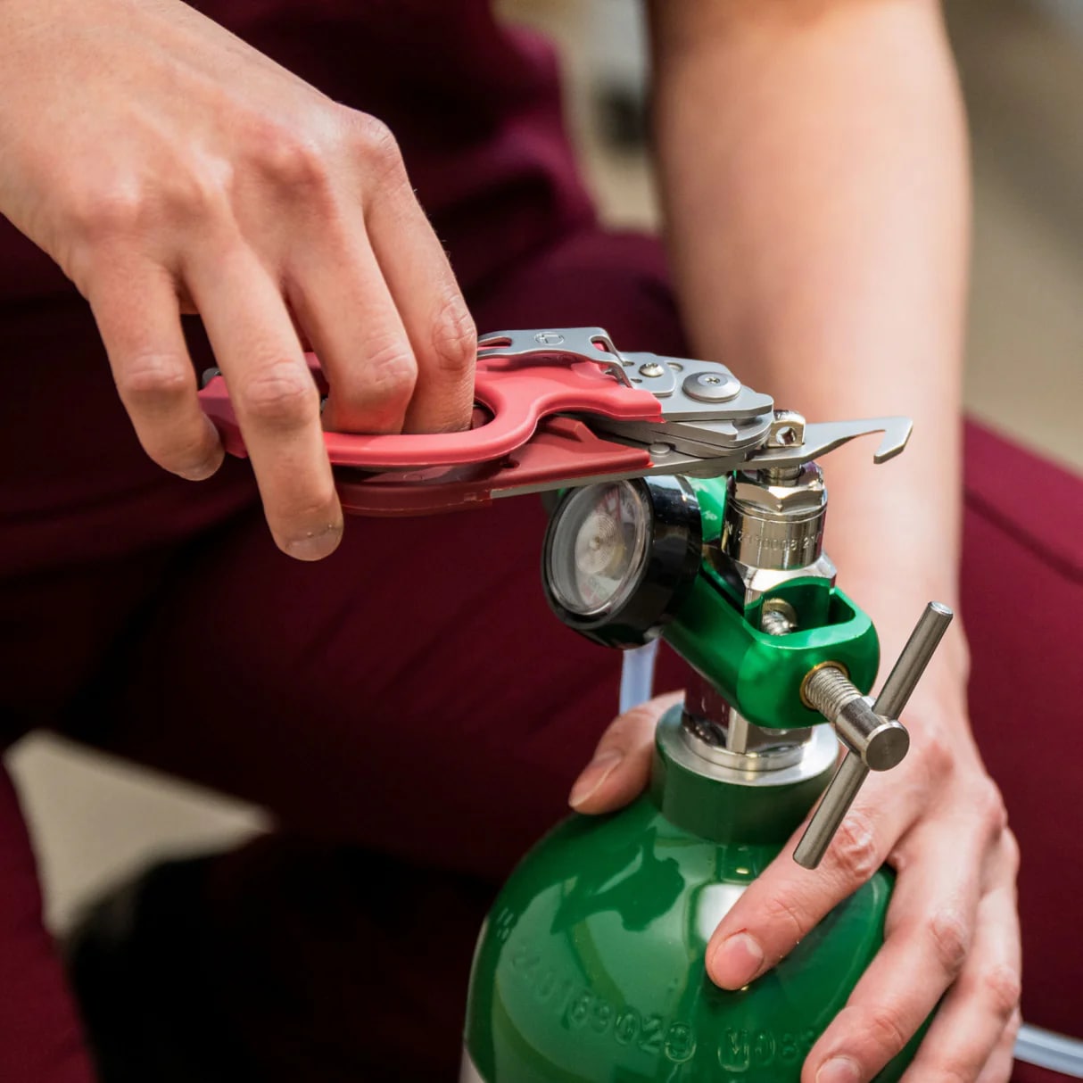 Leatherman - Raptor Rescue Raspberry Rose Multitool mit Utility-Holster