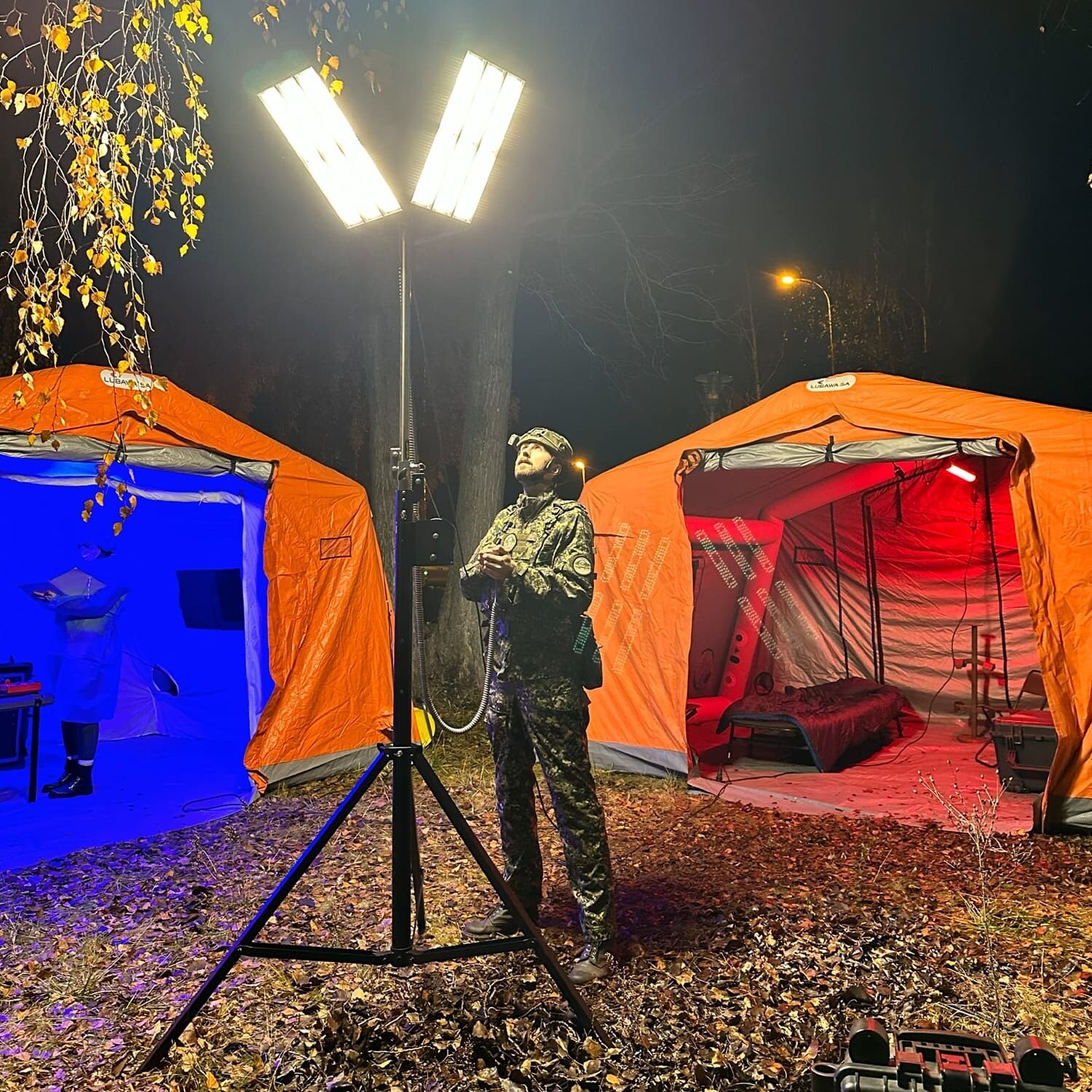 Mactronic - Halo 100K Flutlichtstrahler mit Stativ - 100 000 Lumen