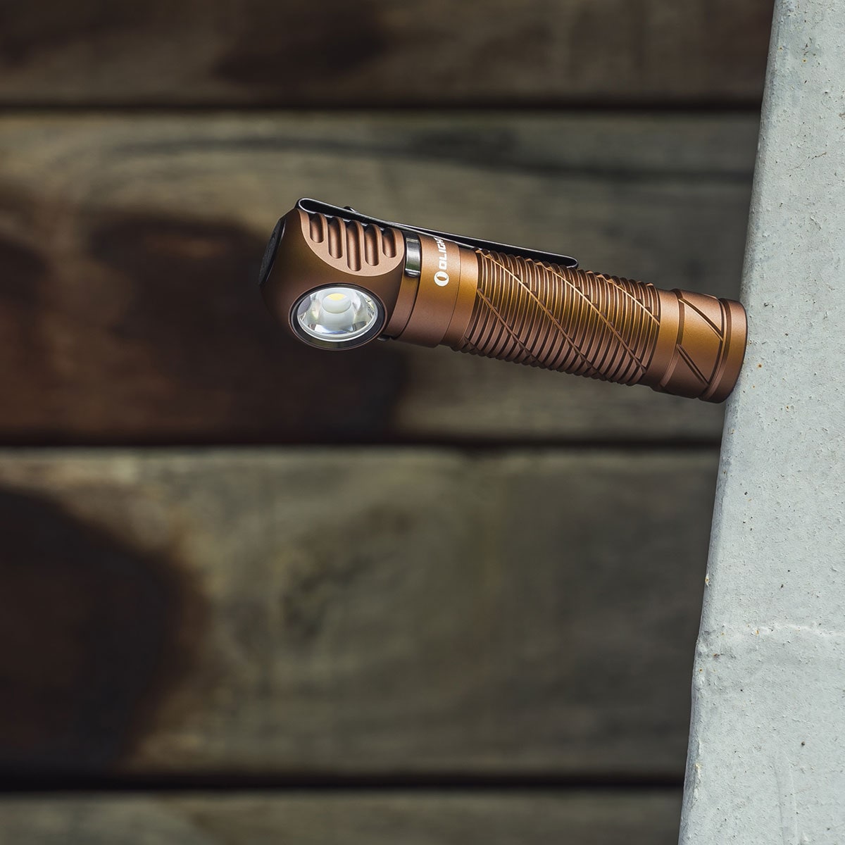 Olight - Perun 2 Cool White Kit Desert Tan - Stirn- und Winkeltaschenlampe mit Stirnband - 2500 Lumen