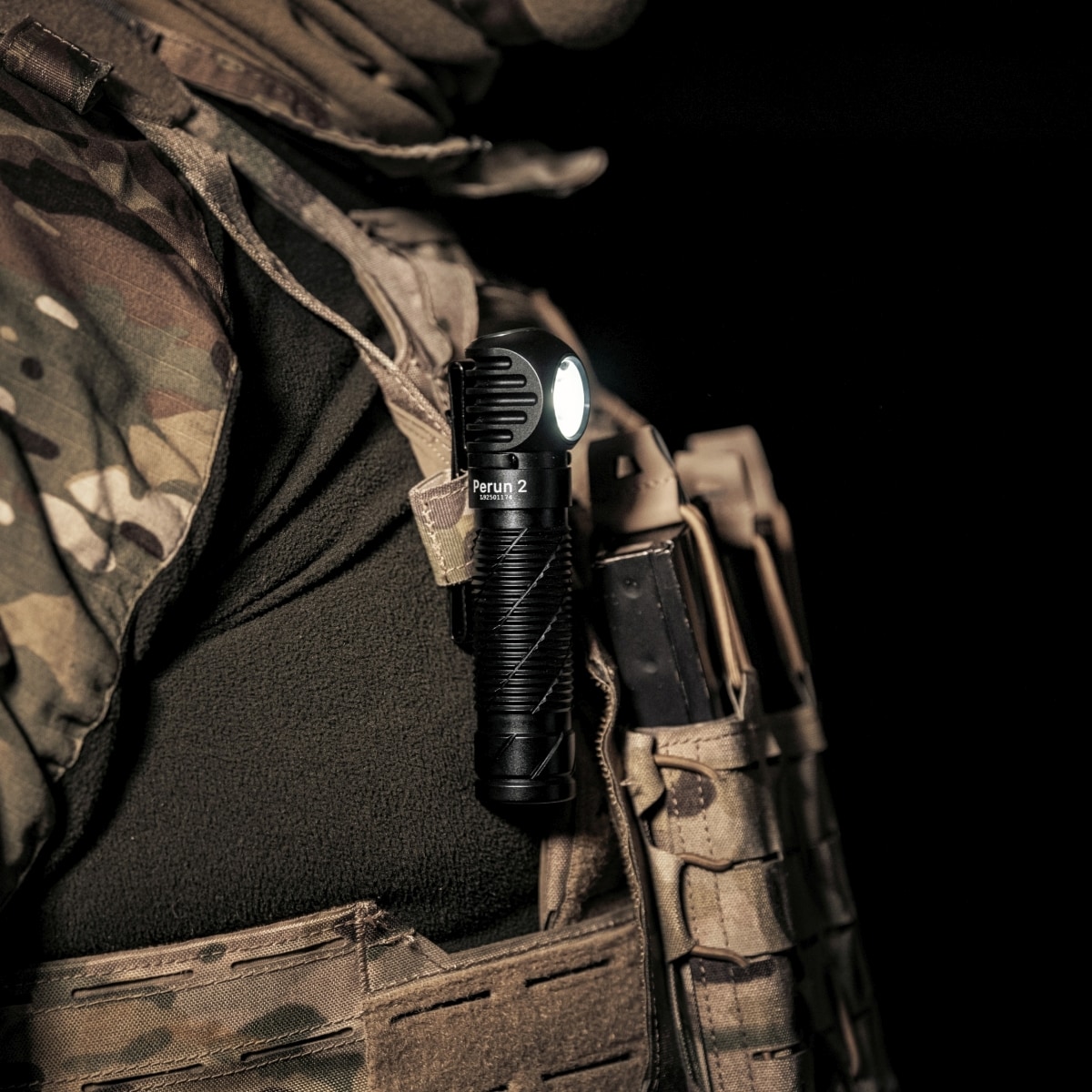 Olight - Perun 2 Cool White Kit Black - Stirn- und Winkeltaschenlampe mit Stirnband - 2500 Lumen