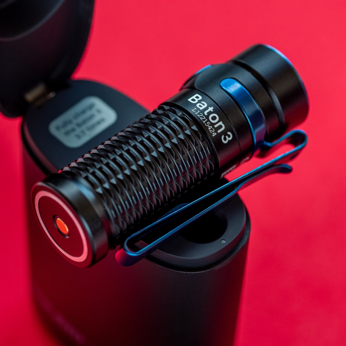 Olight - Baton 3 Premium Edition Black - Wiederaufladbare Taschenlampe mit kabellosem Ladegehäuse - 1200 Lumen