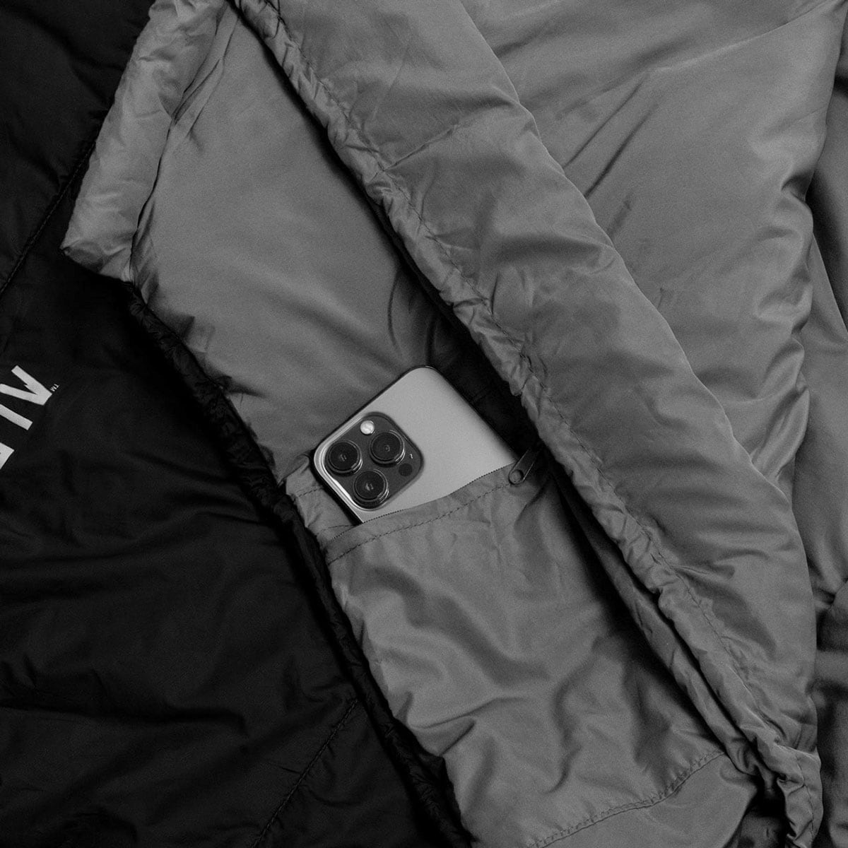 Alpinus Survival 1100 Sleeping Bag left - Black