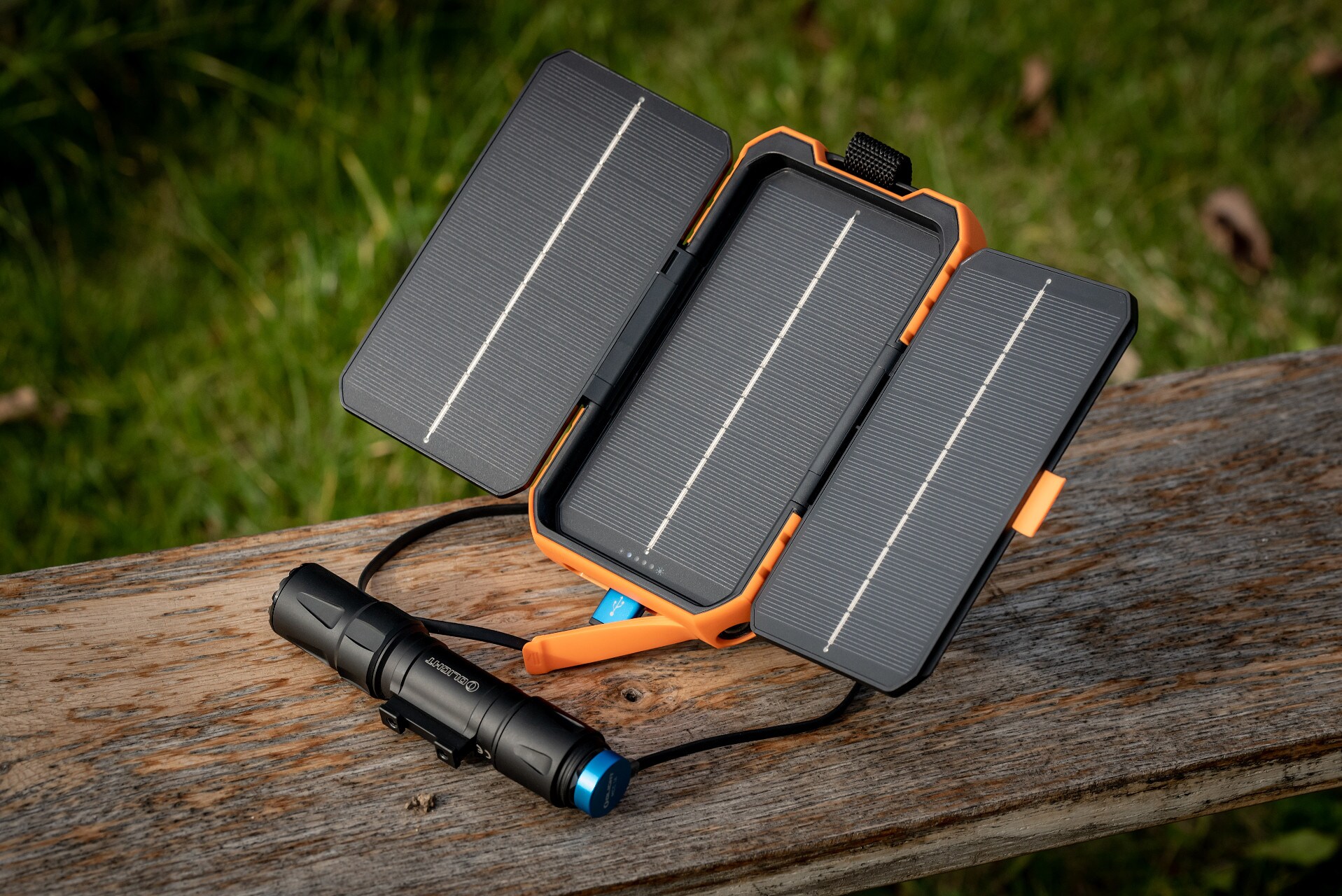 Xtorm Rugged Solar Powerbank 10000 mAh 20W - Black/Orange