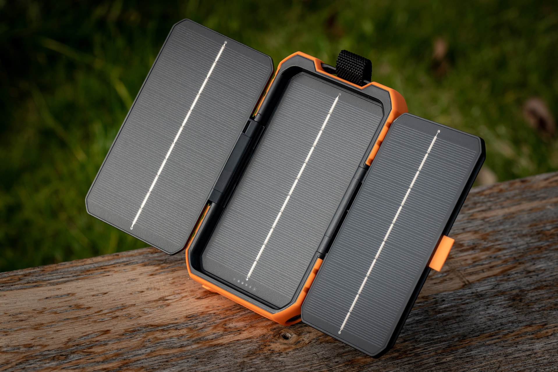 Xtorm Rugged Solar Powerbank 10000 mAh 20W - Black/Orange