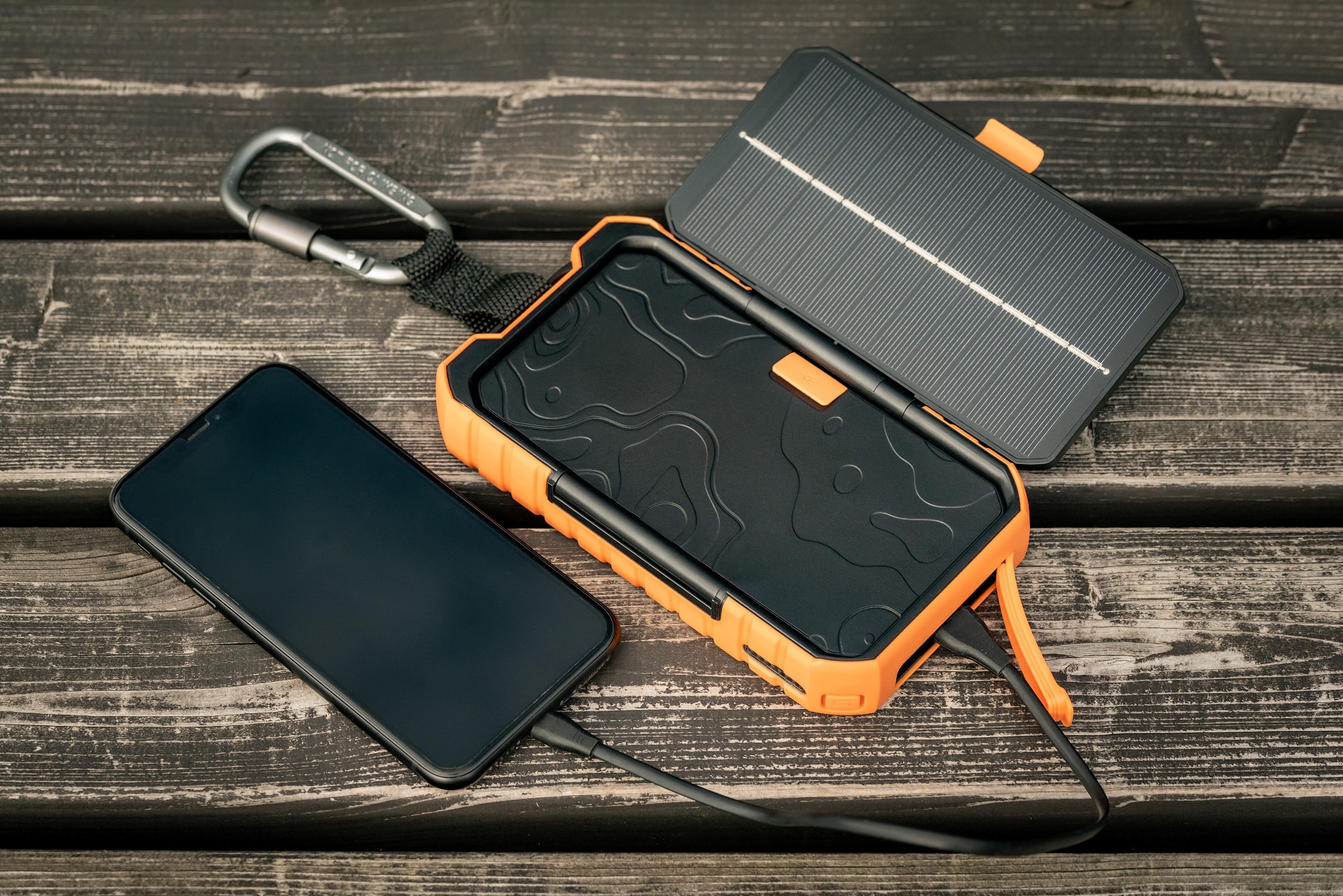 Xtorm Rugged Solar Powerbank 10000 mAh 20W - Black/Orange