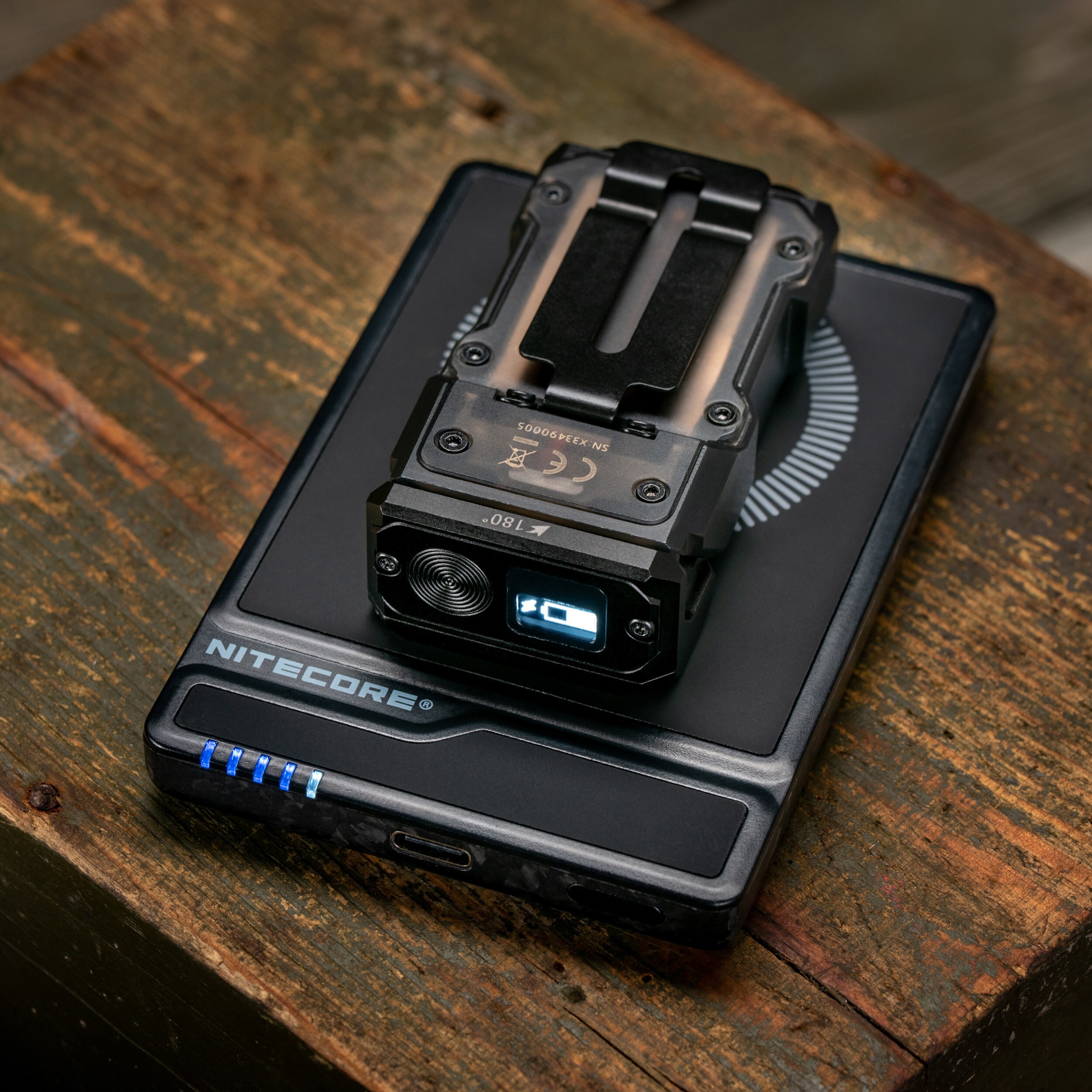 Wuben X3 Pro Black Torch + Aluminum Charging Box - 700 lumens