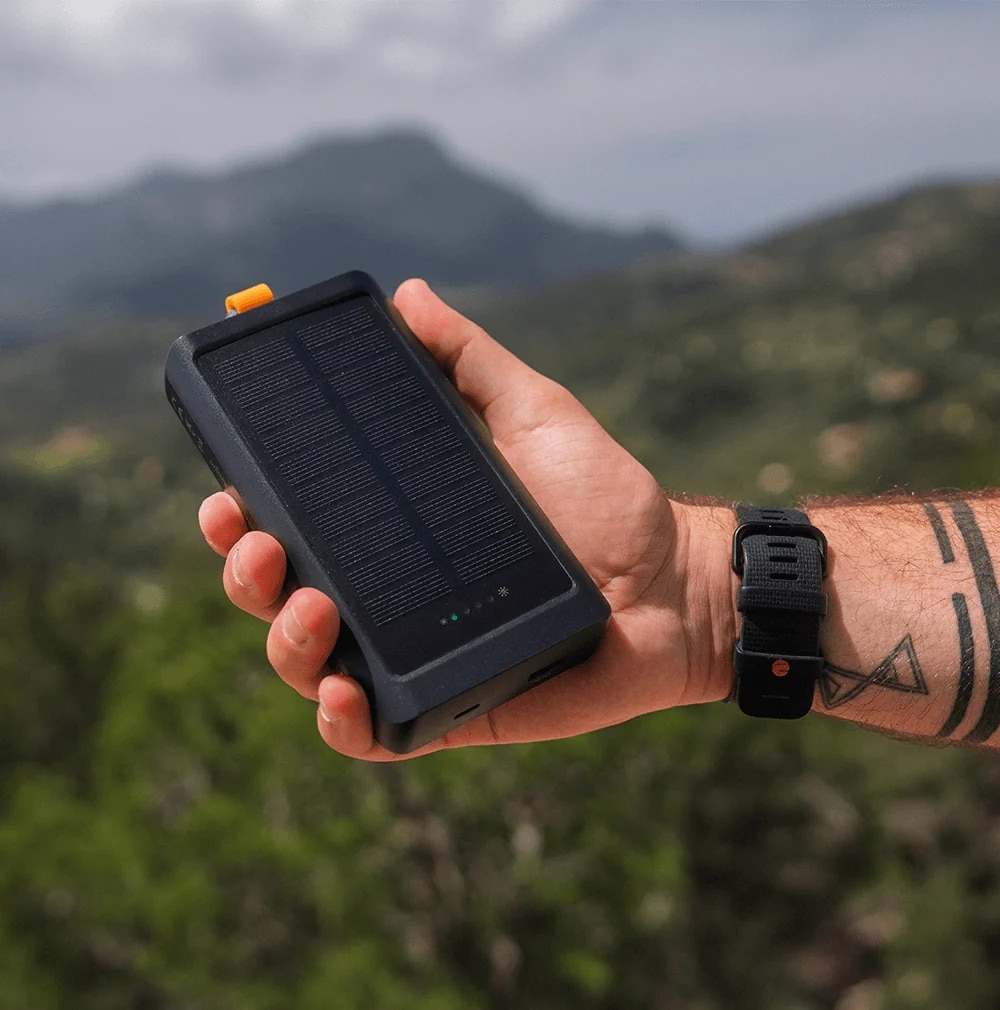 Xtorm Go2 10000 mAh 15W Solar Powerbank - Black