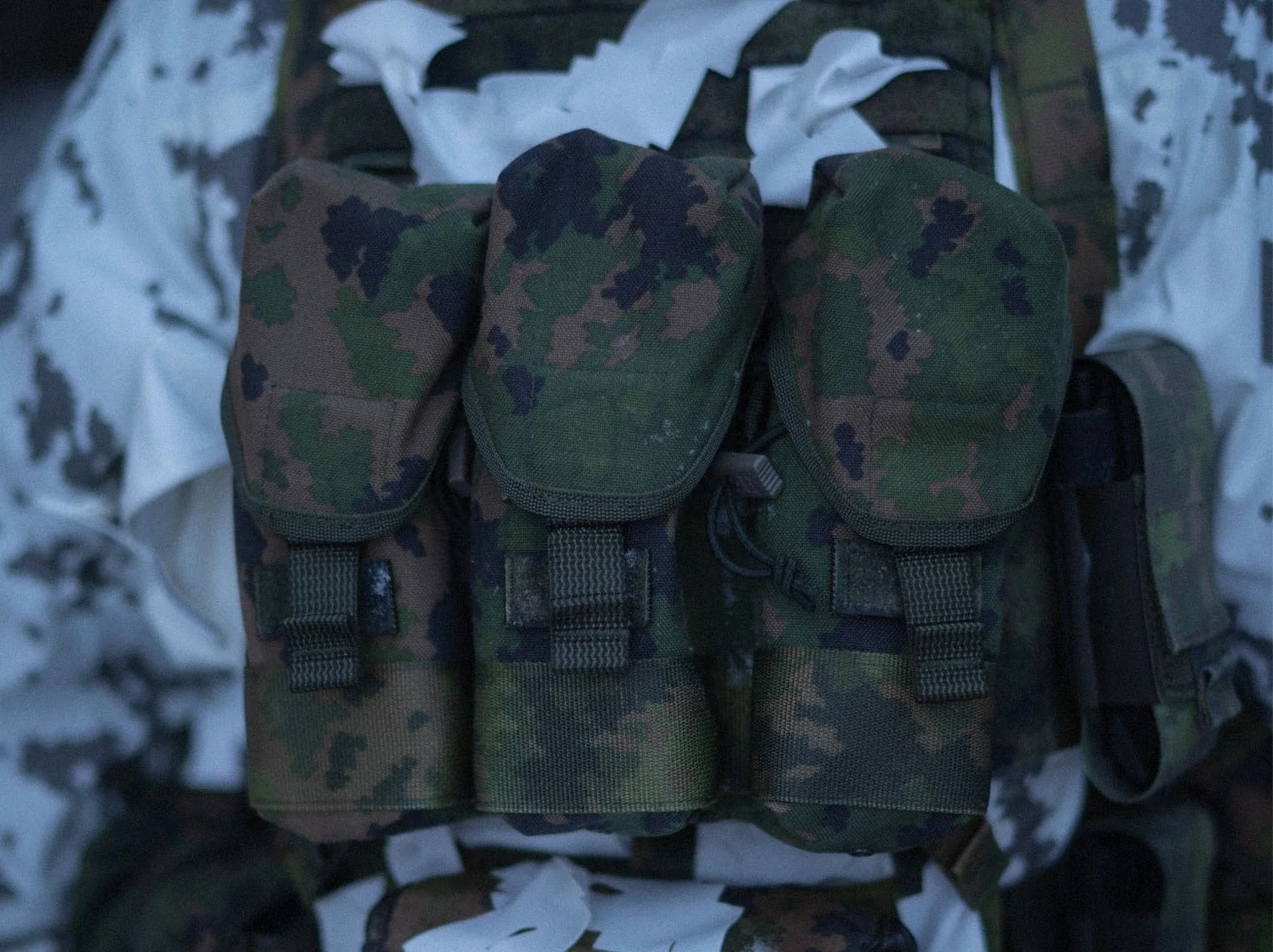 Savotta Varjelus 3x2 AR15-AK Placard Panel with Magazine Pouches - M05 Finnish Woodland Camo