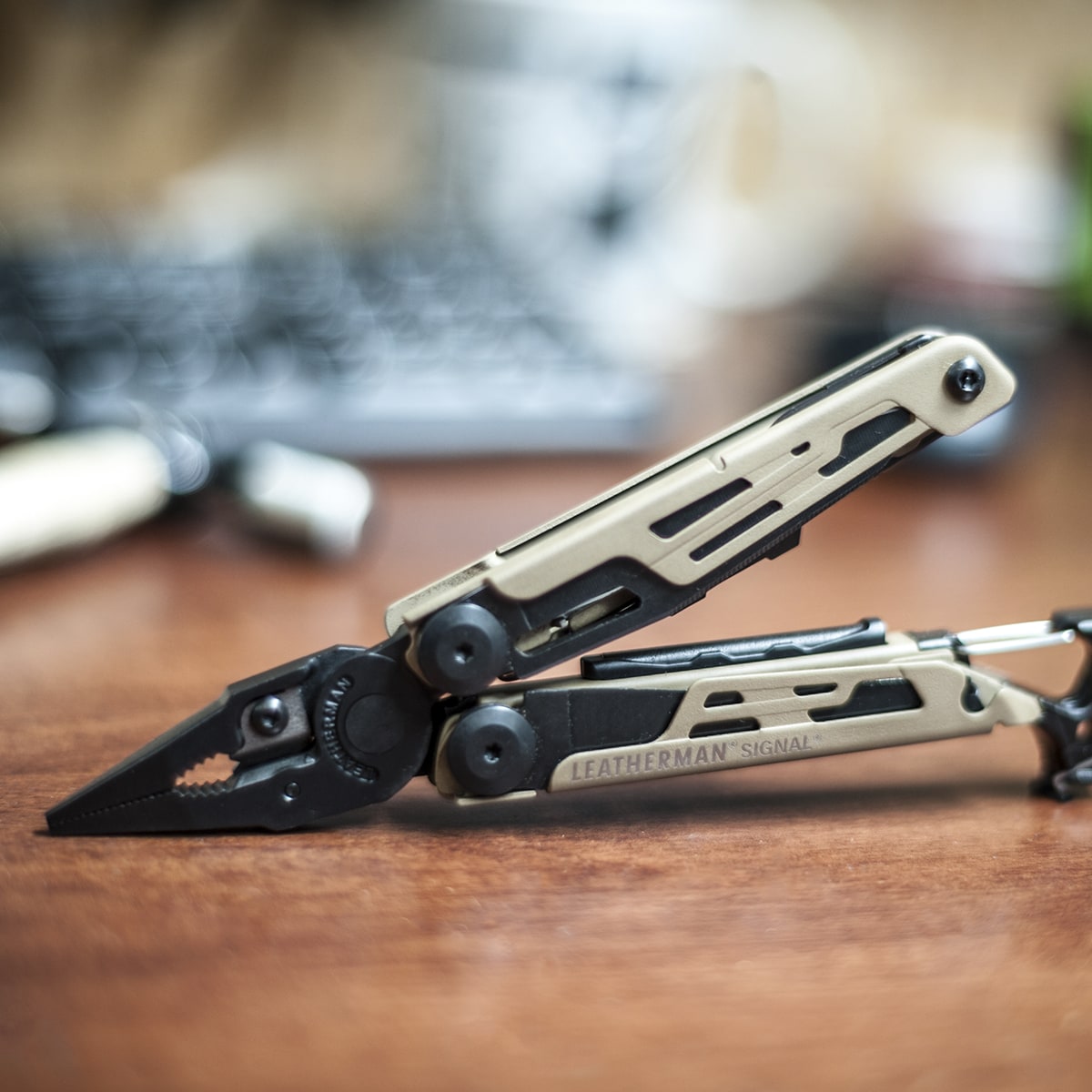Leatherman Signal Coyote Multitool with sheath - limited edition