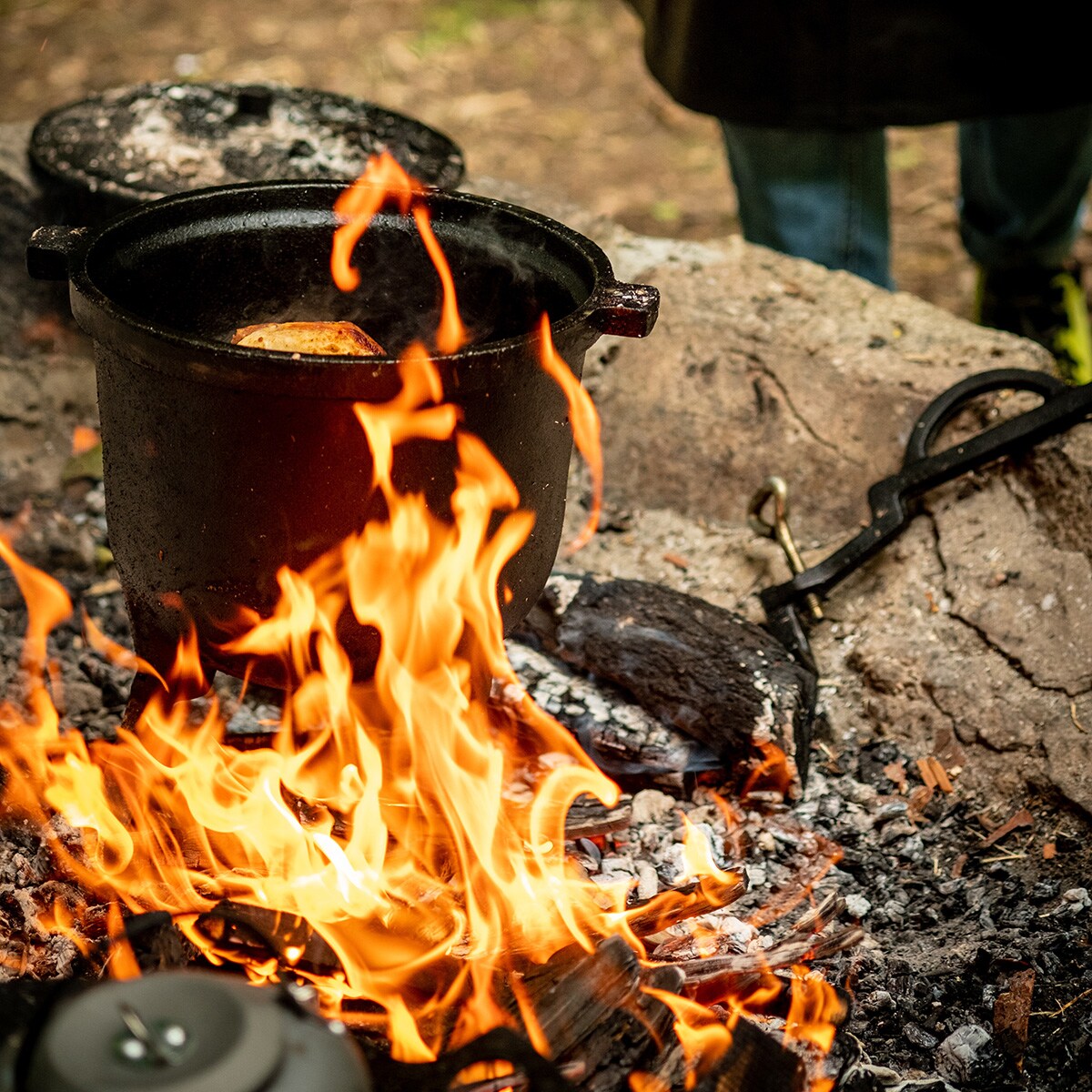 Cast Iron cauldron Kawmet 4 l over fireplace