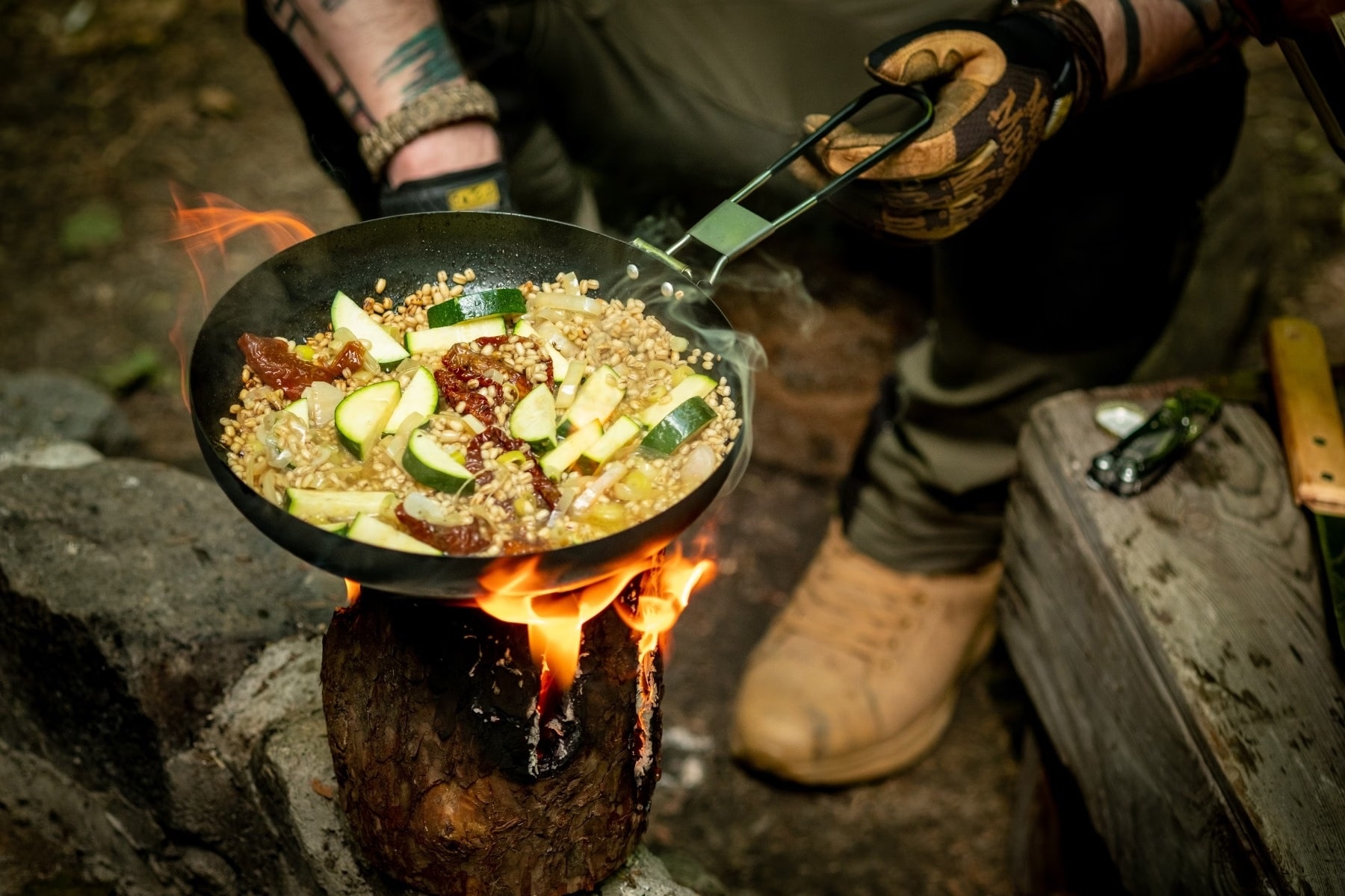 Kochen auf einer schwedischen Fackel