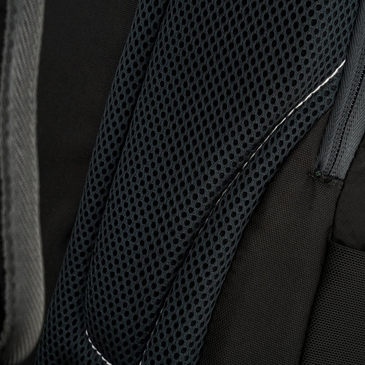 Alpinus Lecco II 30 l Reppu - Musta