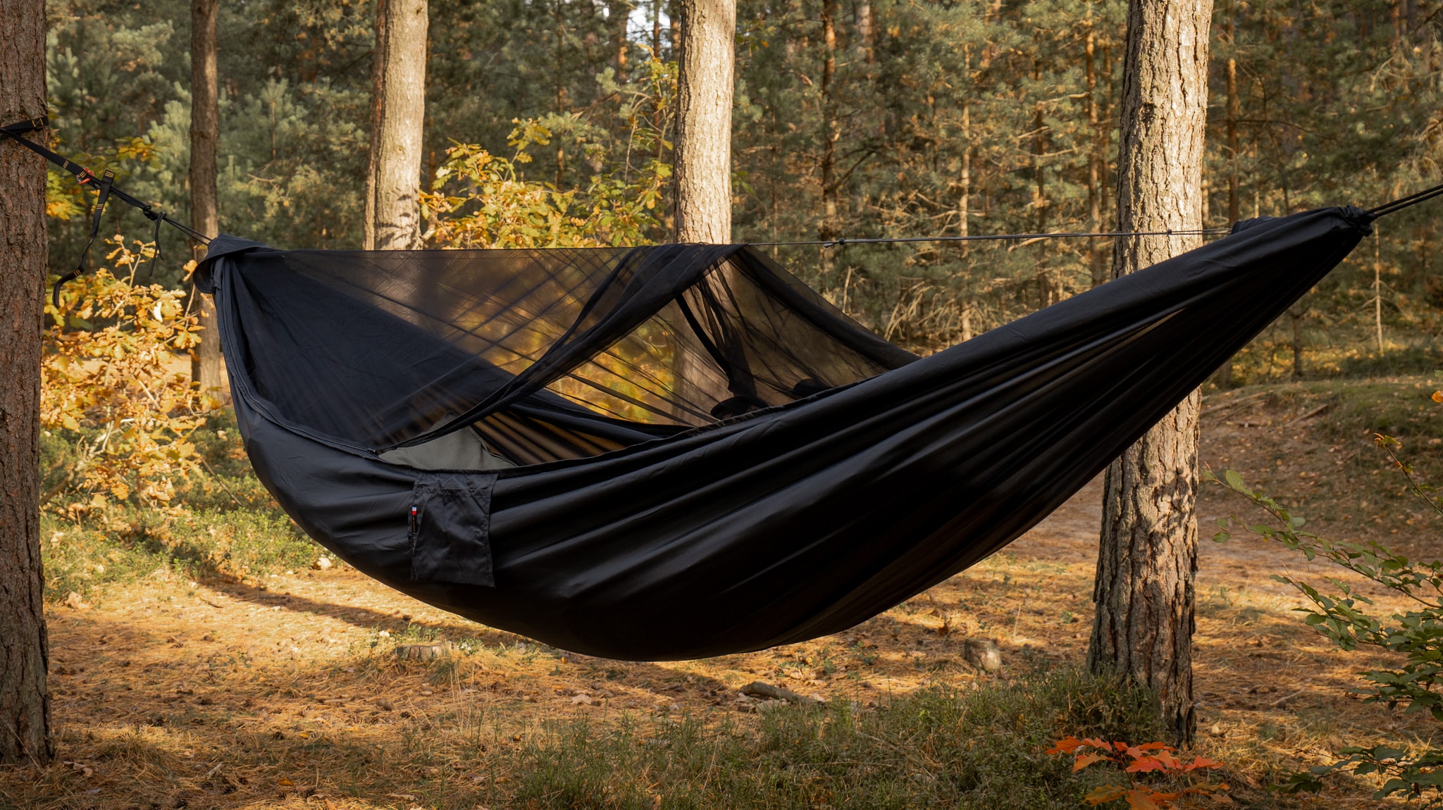 TigerWood Ważka V2 Long Pocket Black ultrakevyt riippumatto - hyttysverkolla