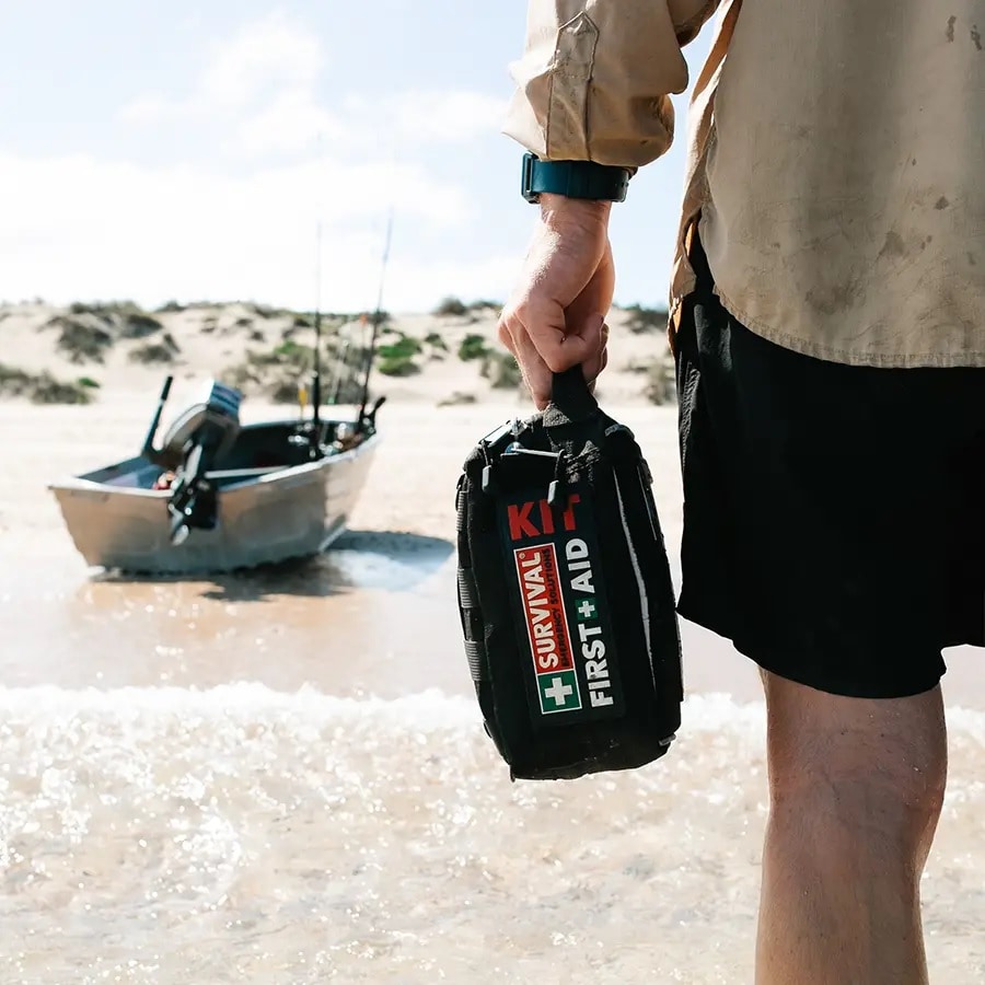 Survival Vehicle First Aid Kit Ensiapupakkaus varusteilla