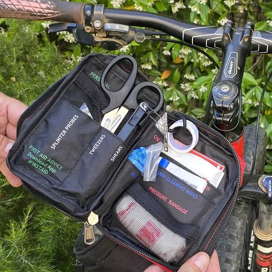 Survival Compact First Aid Kit Ensiapupakkaus varusteineen
