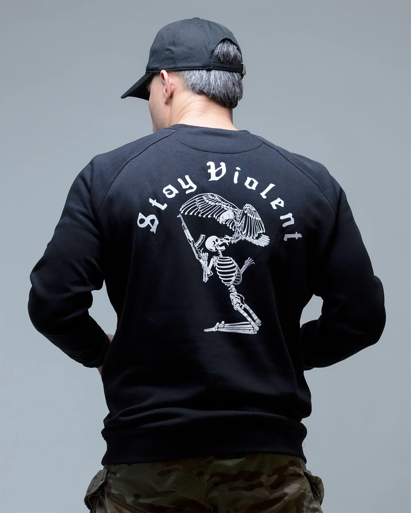 Brothers in Arms Stay Violent Crewneck collegepaita - Black
