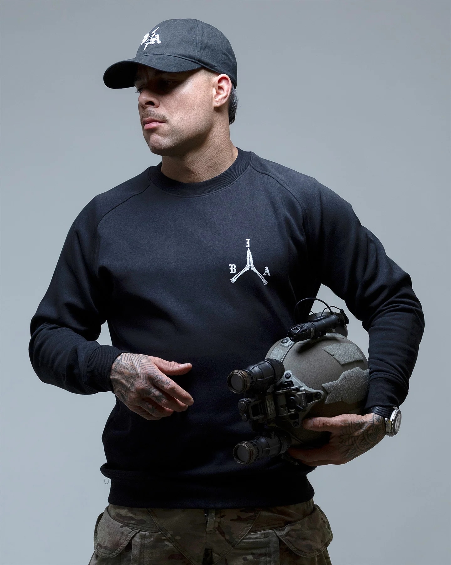 Brothers in Arms Stay Violent Crewneck collegepaita - Black