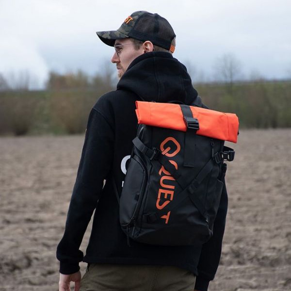Quest Reppu USB-lähdöllä 32 l - musta