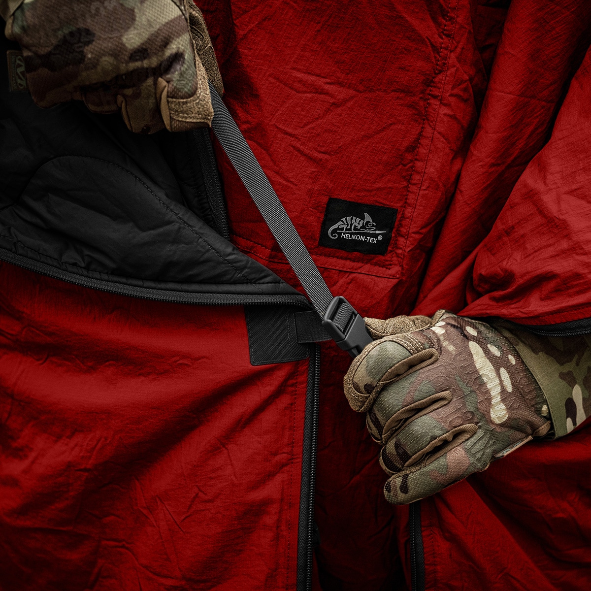 Helikon-Tex Swagman Roll Climashield Apex Poncho makuupussitoiminnolla - Crimson Sky