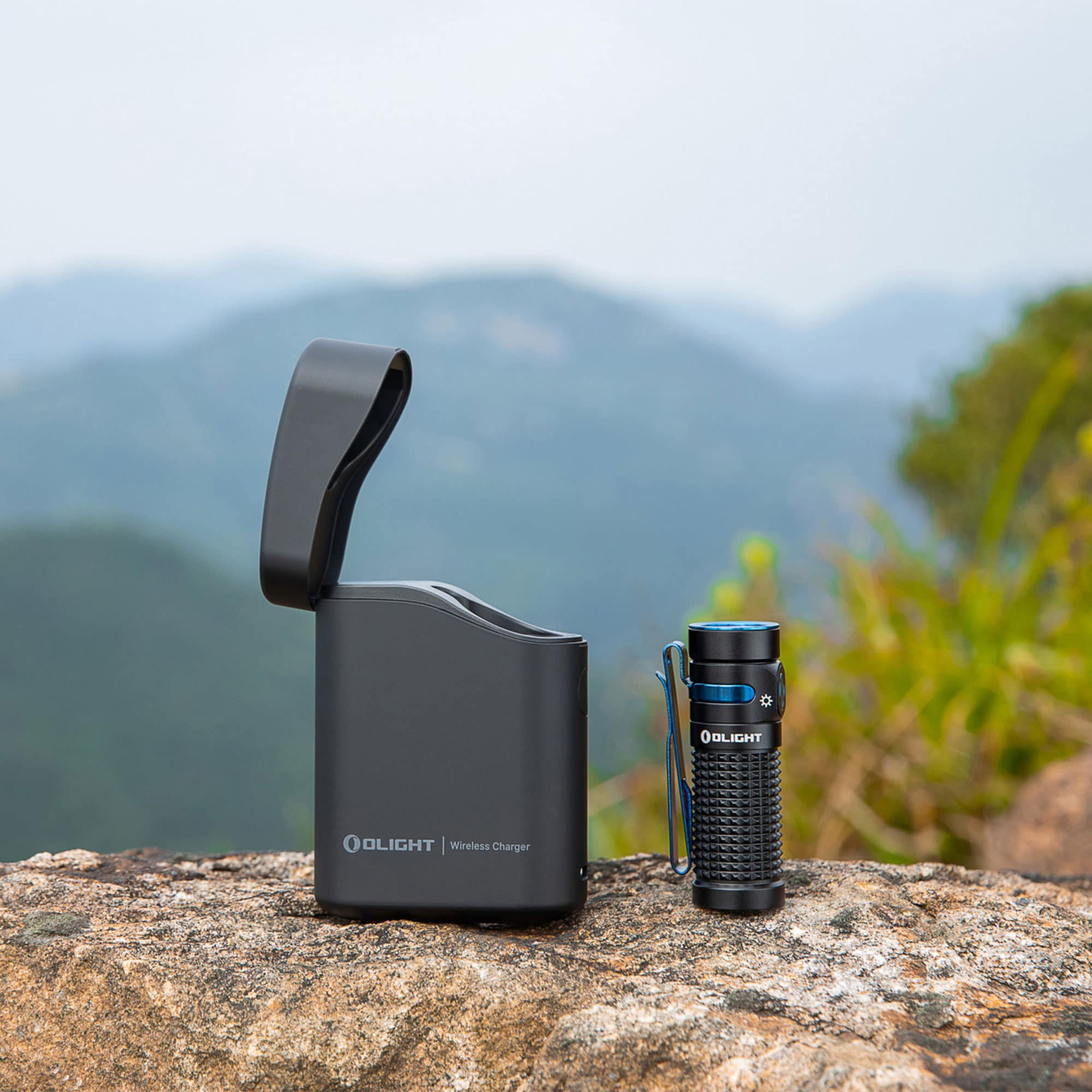 Lampe de poche avec étui de chargement sans fil Baton 4 Premium Edition - 1300 lumens Olight - Black