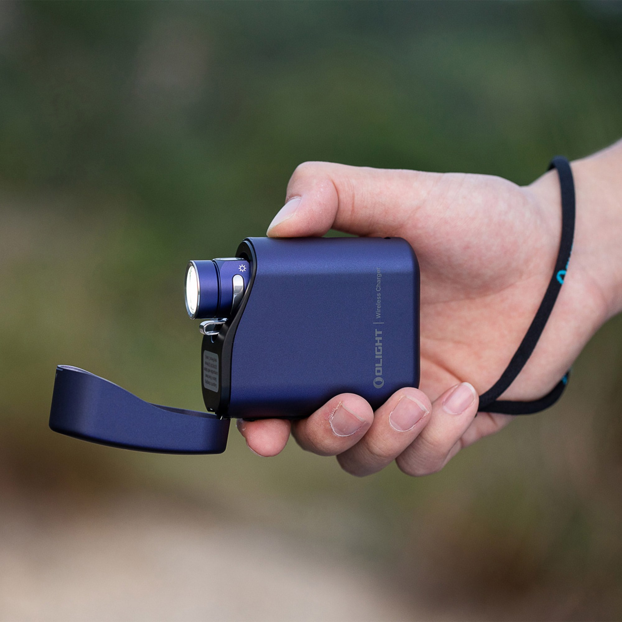 Lampe de poche avec étui de chargement sans fil Baton 4 Premium Edition - 1300 lumens Olight - Regal Blue