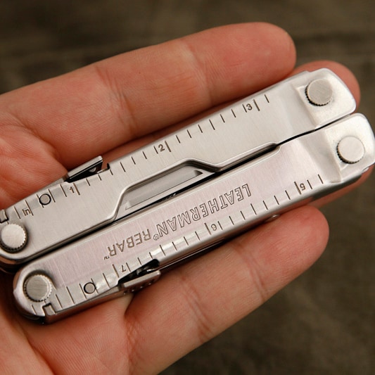 Multitool avec étui en nylon Knifeless Rebar Leatherman 