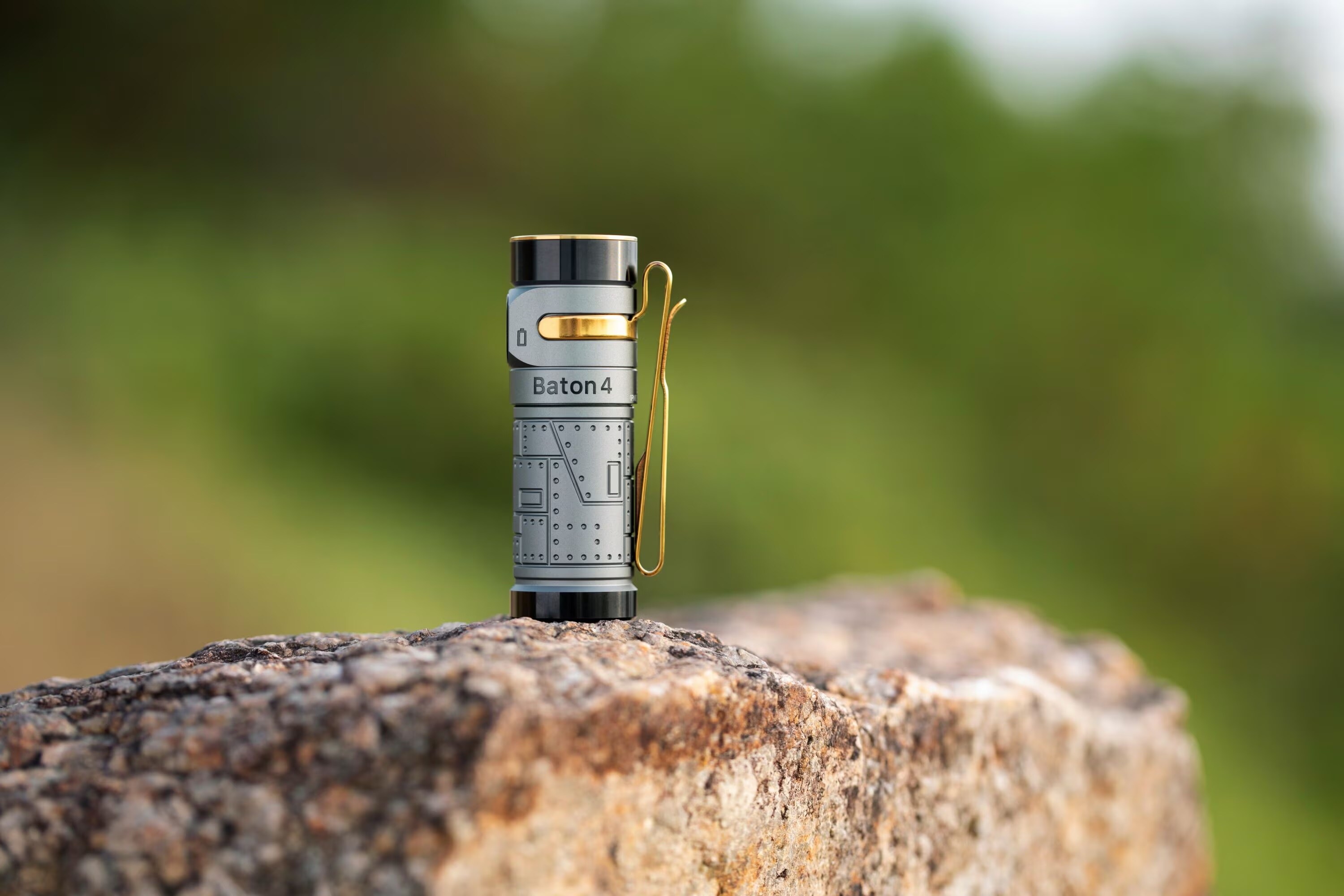 Lampe de poche avec étui de chargement sans fil Baton 4 Premium Edition - 1300 lumens Olight - Fighter Pilot