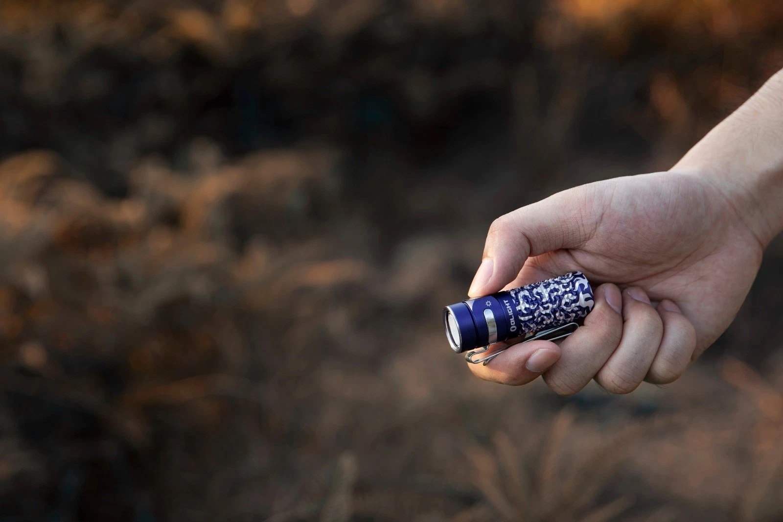 Lampe de poche rechargeable Baton 4 Blue Phantom 1300 lumens Olight