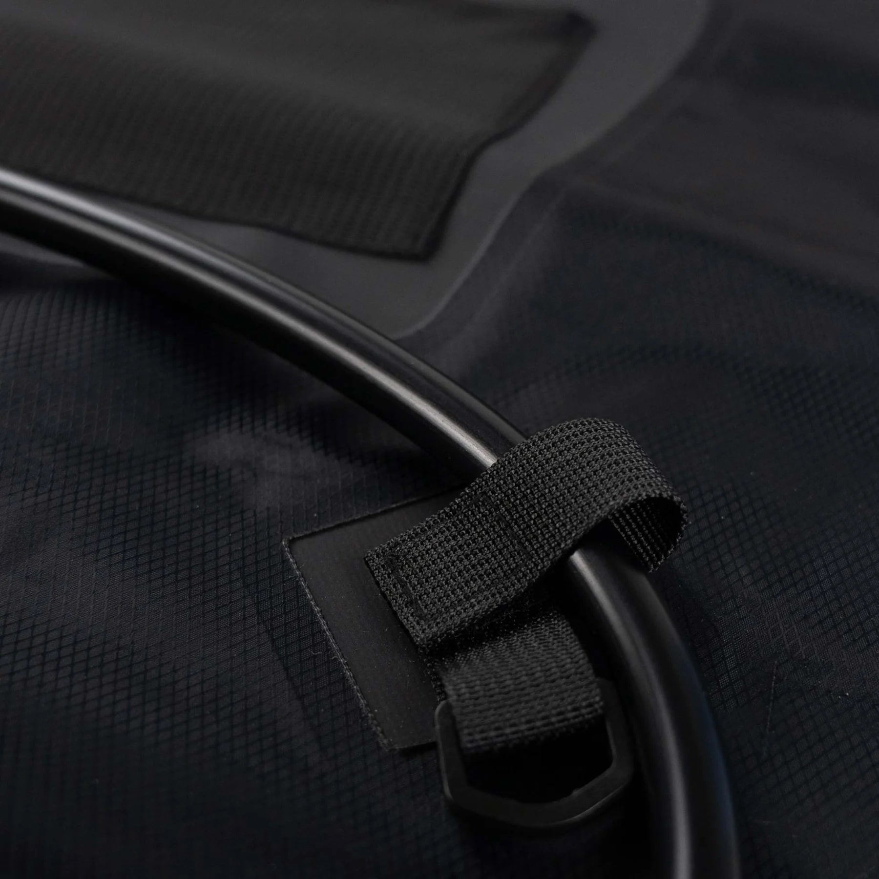 Douche de voyage Wild Rinse Camping Solar 15 L Highlander Outdoor - Black