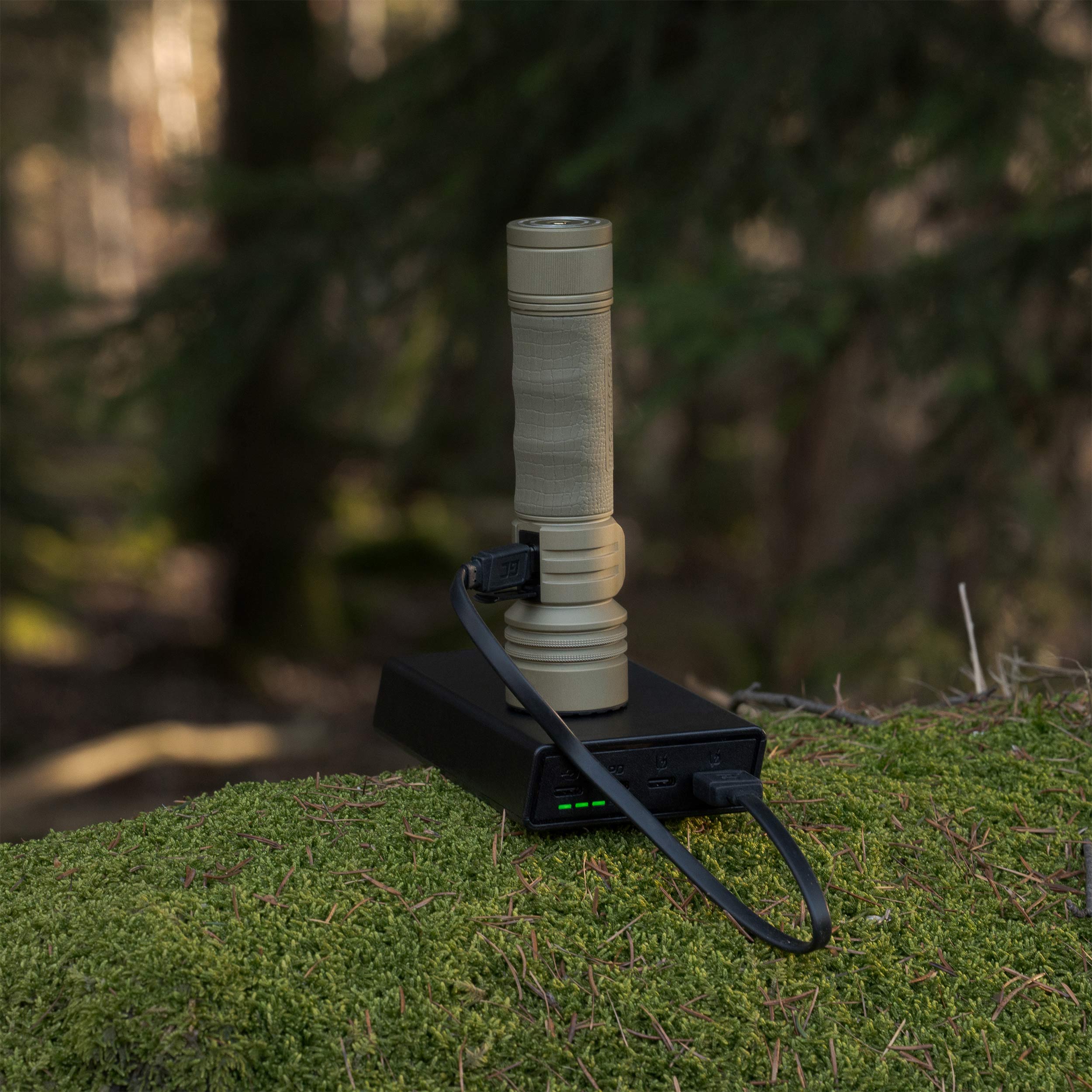 Lampe de poche tactique et de recherche Seeker Ultra Cool White Olive Green - 4800 lumens Olight
