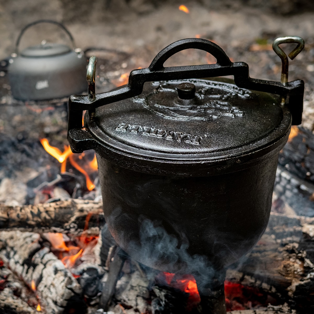 Chaudron en fonte 8 L sur feu de camp Kawmet 