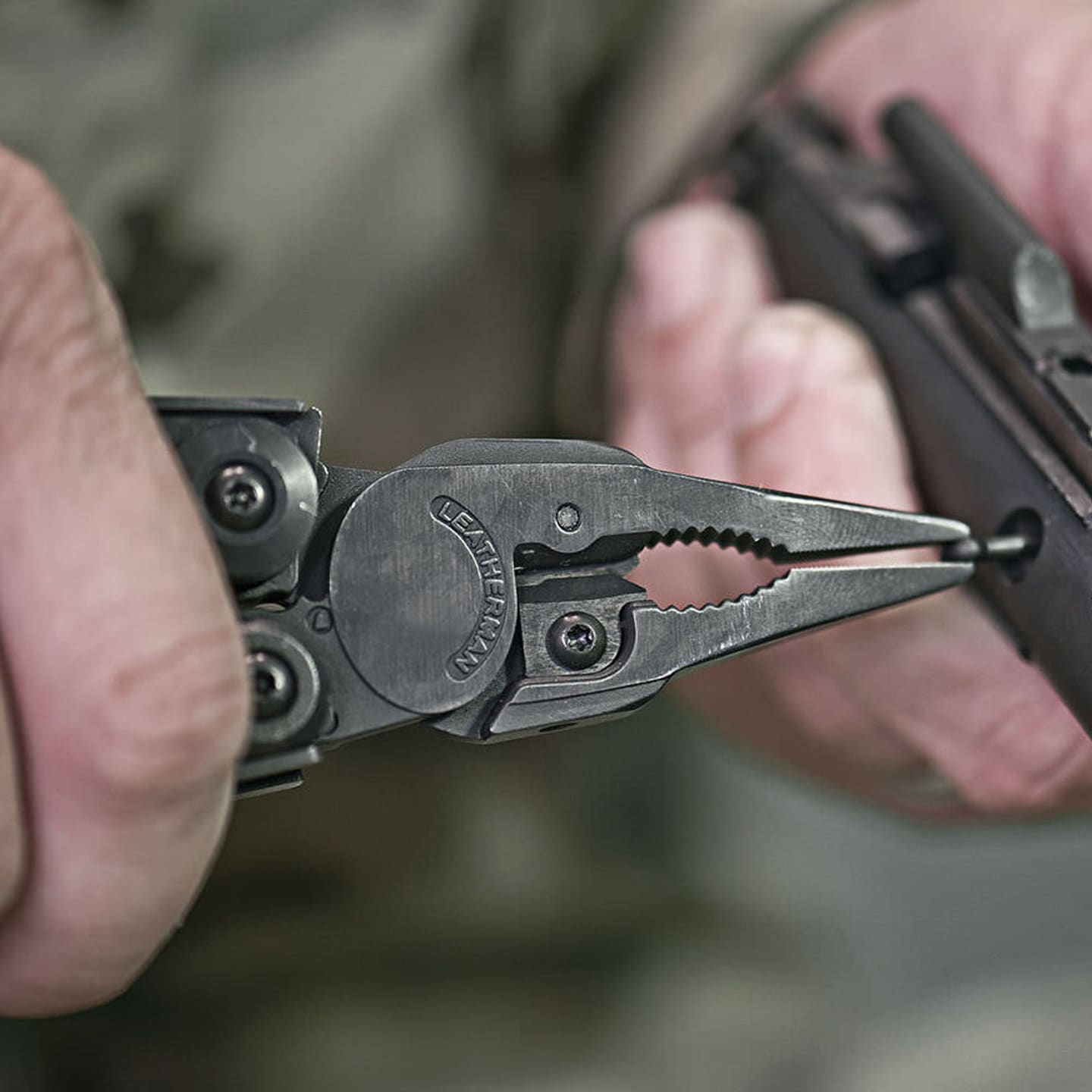 Multitool MUT Leatherman avec étui MOLLE - Black