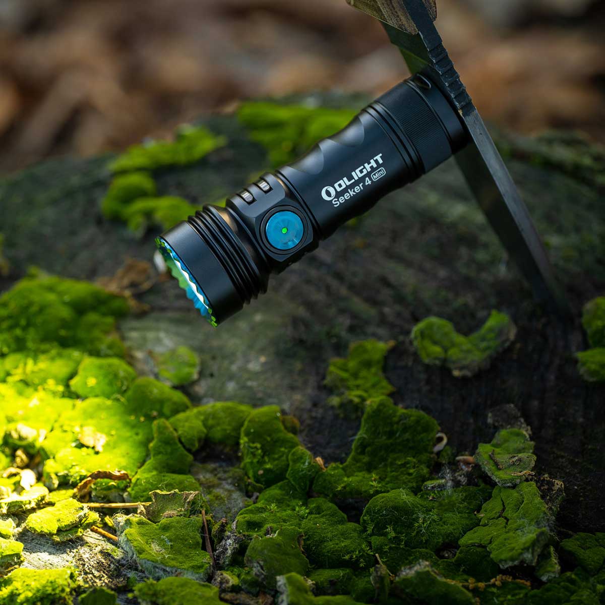 Olight Seeker 4 Mini Cool White taktikai zseblámpa Black - 1200 lumen