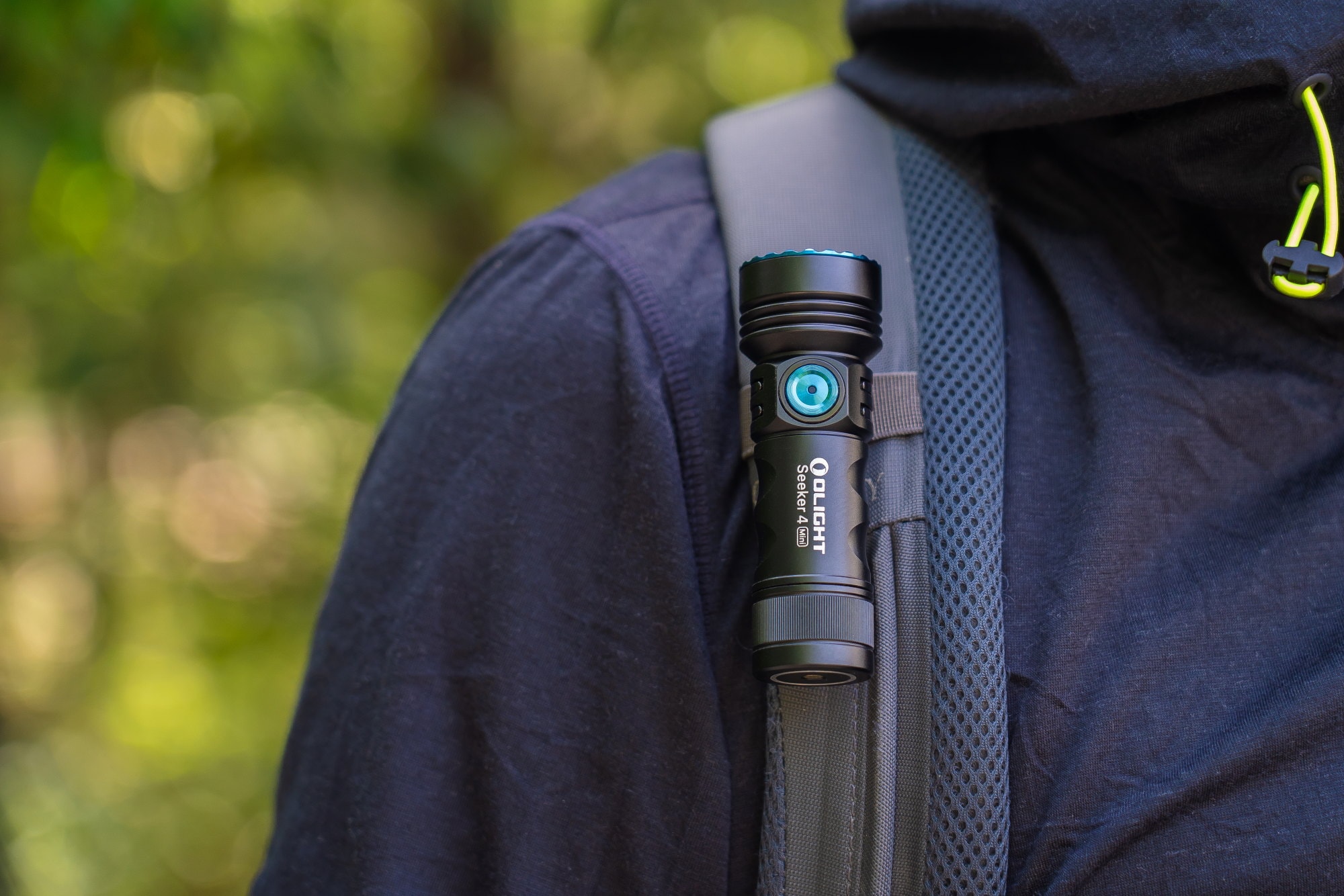Olight Seeker 4 Mini Cool White taktikai zseblámpa Black - 1200 lumen