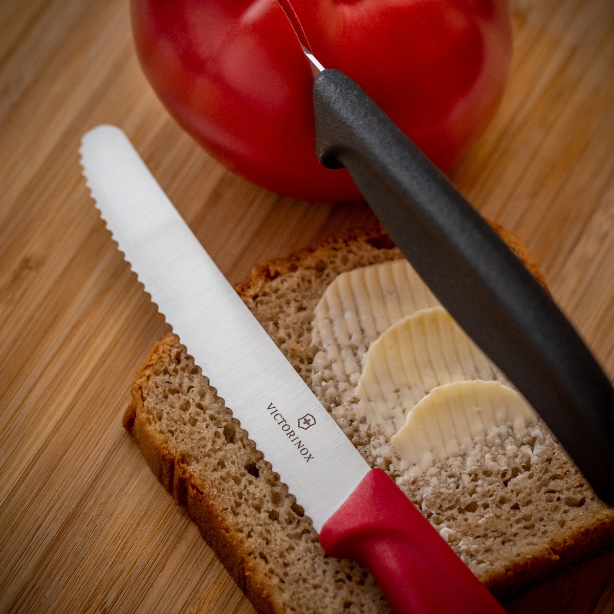 Victorinox Swiss Classic konyhai kés Red - fogazott, lekerekített heggyel