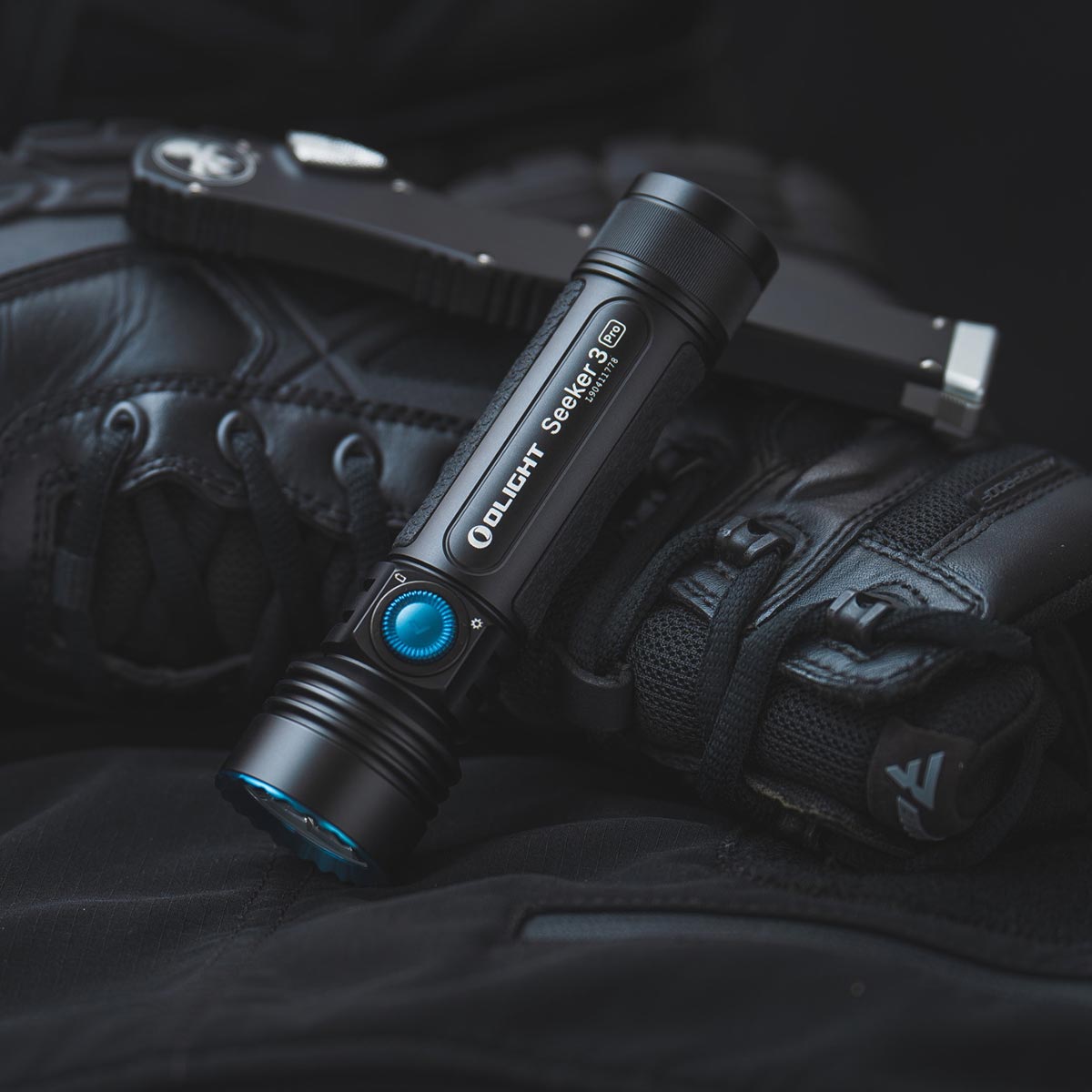 Olight Seeker 3 Pro taktikai keresőlámpa - Black - 4200 lumenów