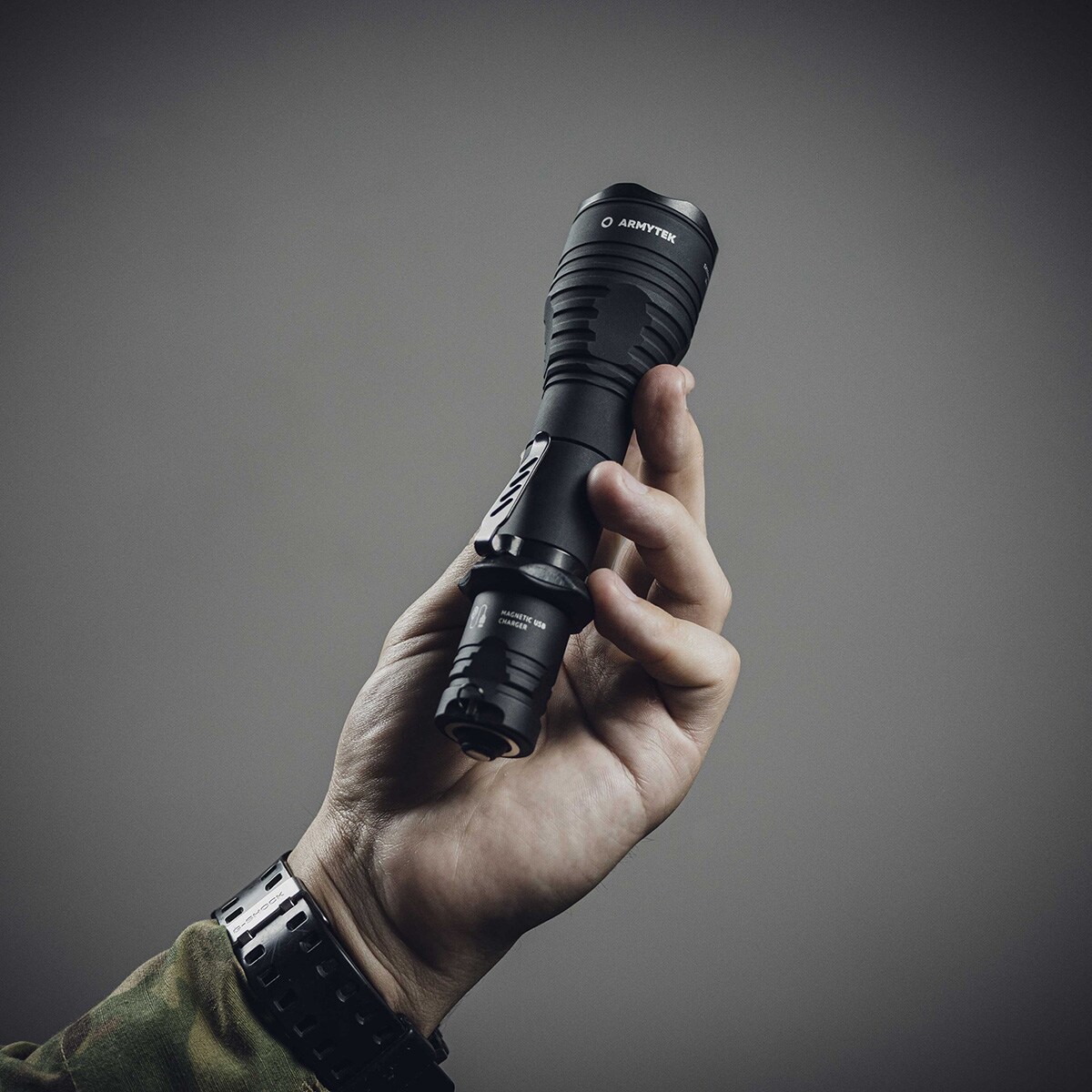 Armytek Viking Pro Magnet USB zseblámpa Warm - 2050 lumen