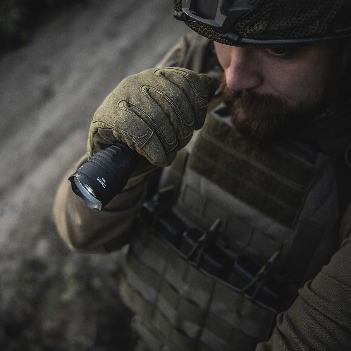 Armytek Viking Pro Magnet USB zseblámpa Warm - 2050 lumen